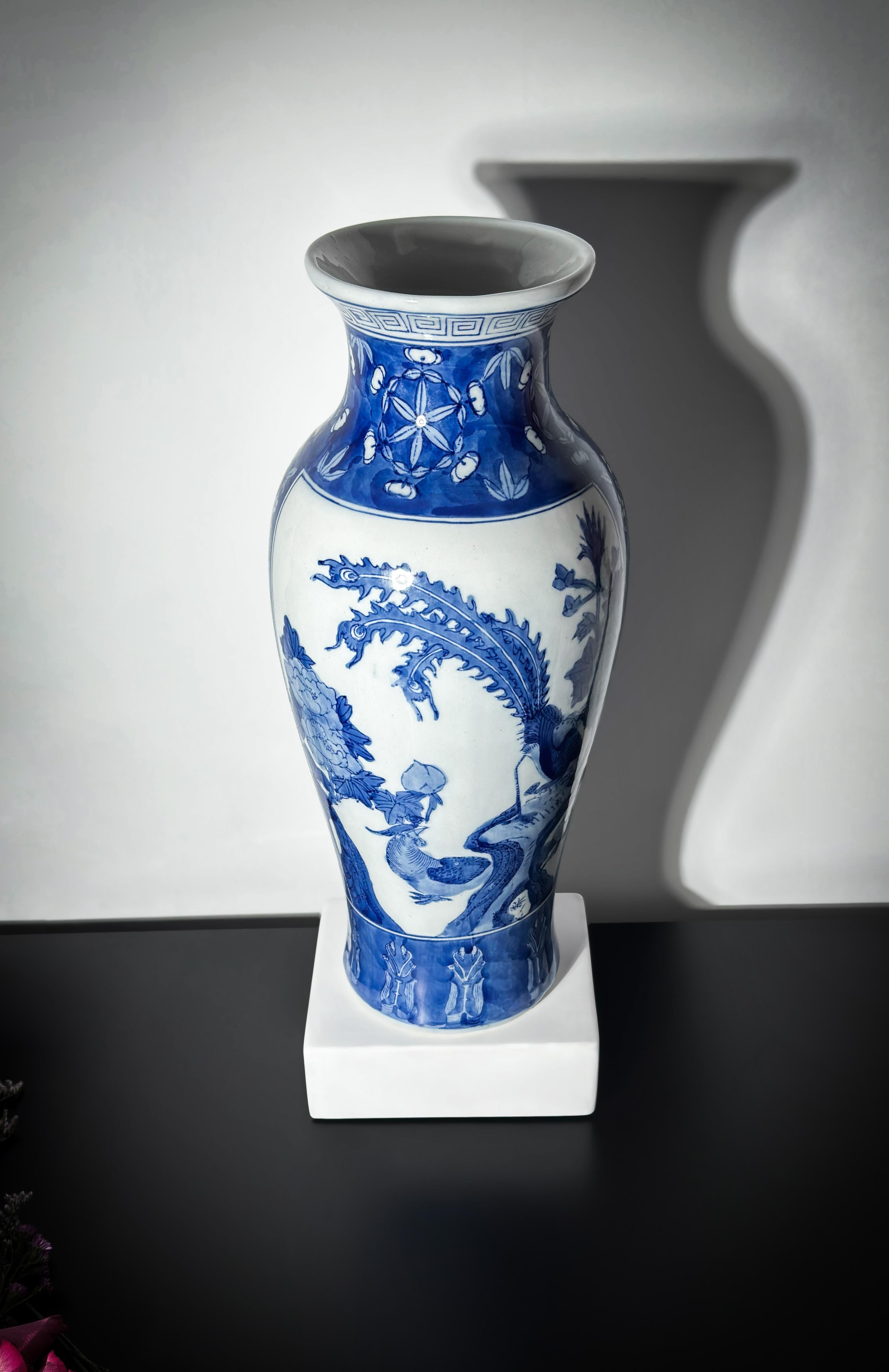 Qing Grande vaso a balaustro in porcellana blu e bianca in stile Kangxi, circa anni '80 in vendita