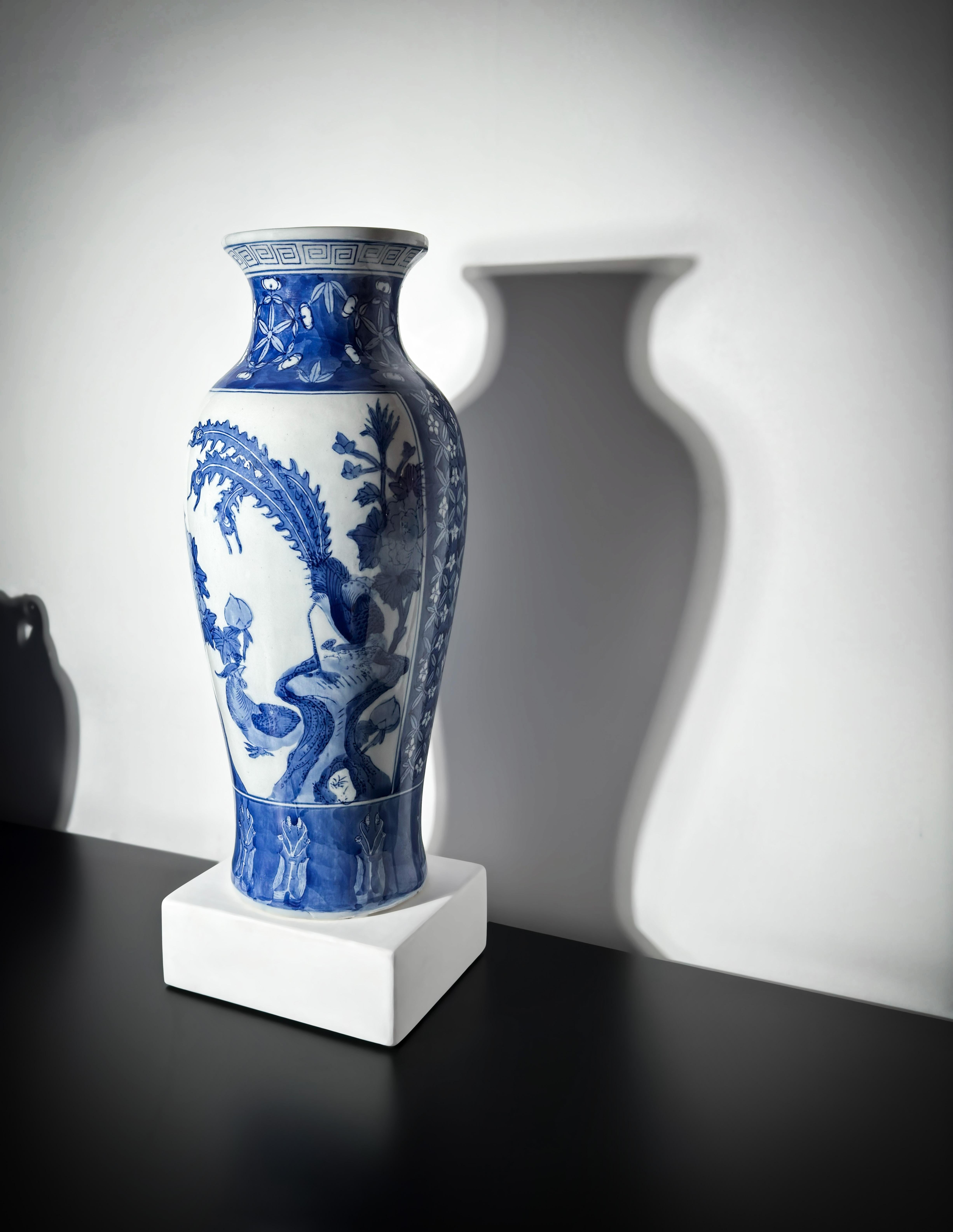 Cinese Grande vaso a balaustro in porcellana blu e bianca in stile Kangxi, circa anni '80 in vendita