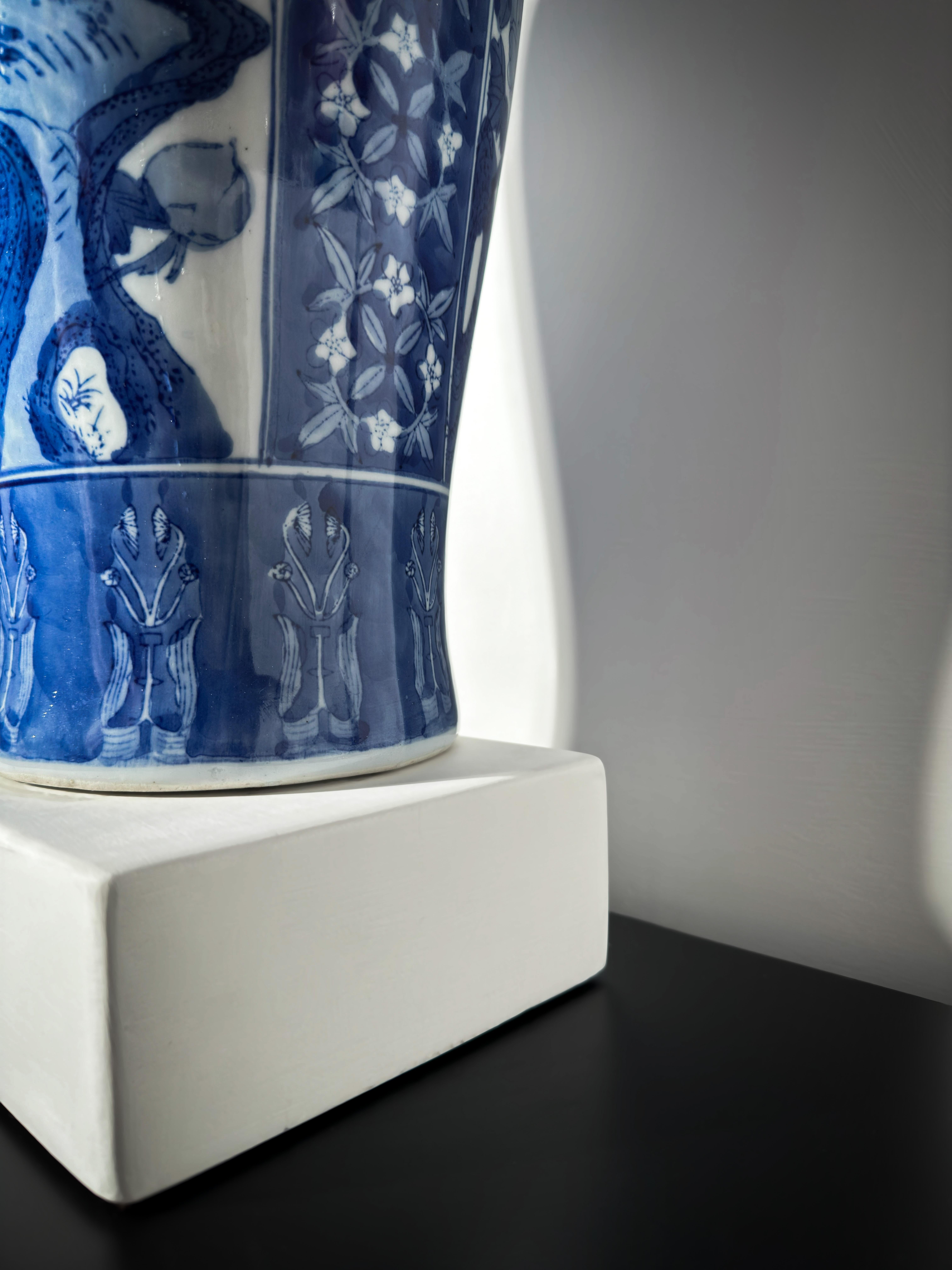 Cotto in fornace Grande vaso a balaustro in porcellana blu e bianca in stile Kangxi, circa anni '80 in vendita