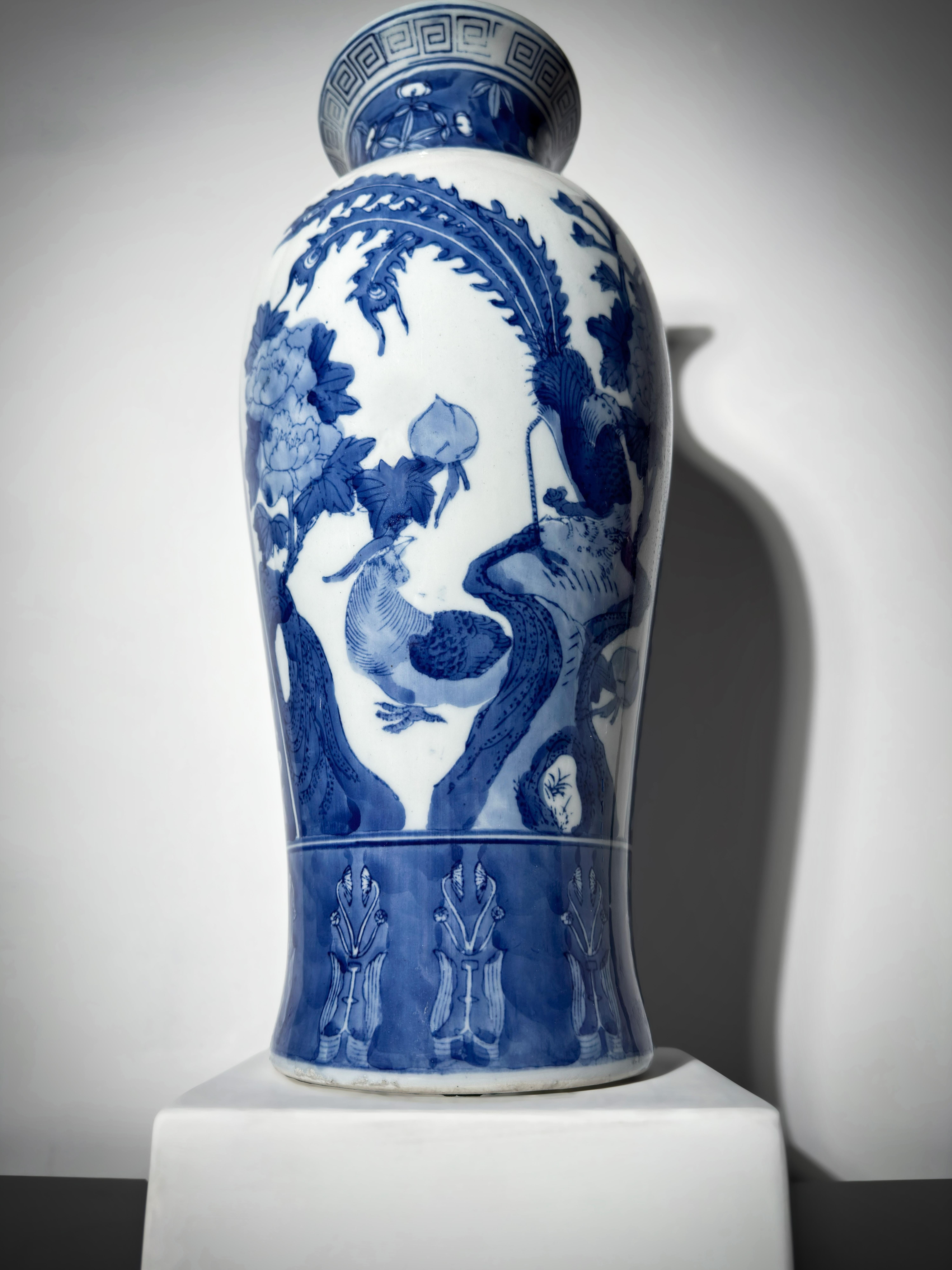 XX secolo Grande vaso a balaustro in porcellana blu e bianca in stile Kangxi, circa anni '80 in vendita