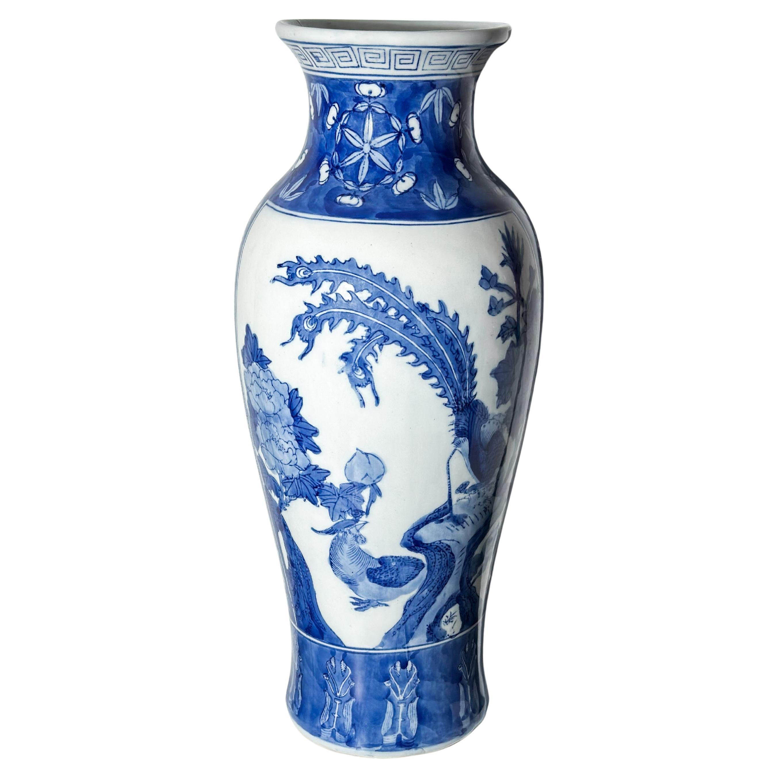 Grande vaso a balaustro in porcellana blu e bianca in stile Kangxi, circa anni '80 in vendita
