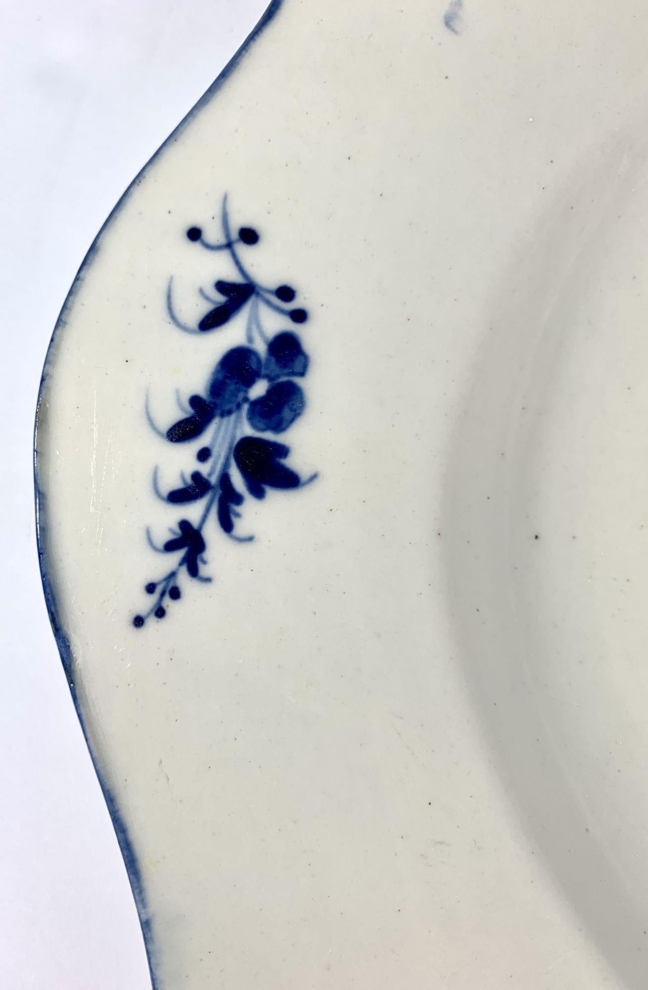 Peint à la main Grande soupière française en porcelaine bleue et blanche du 18ème siècle en vente