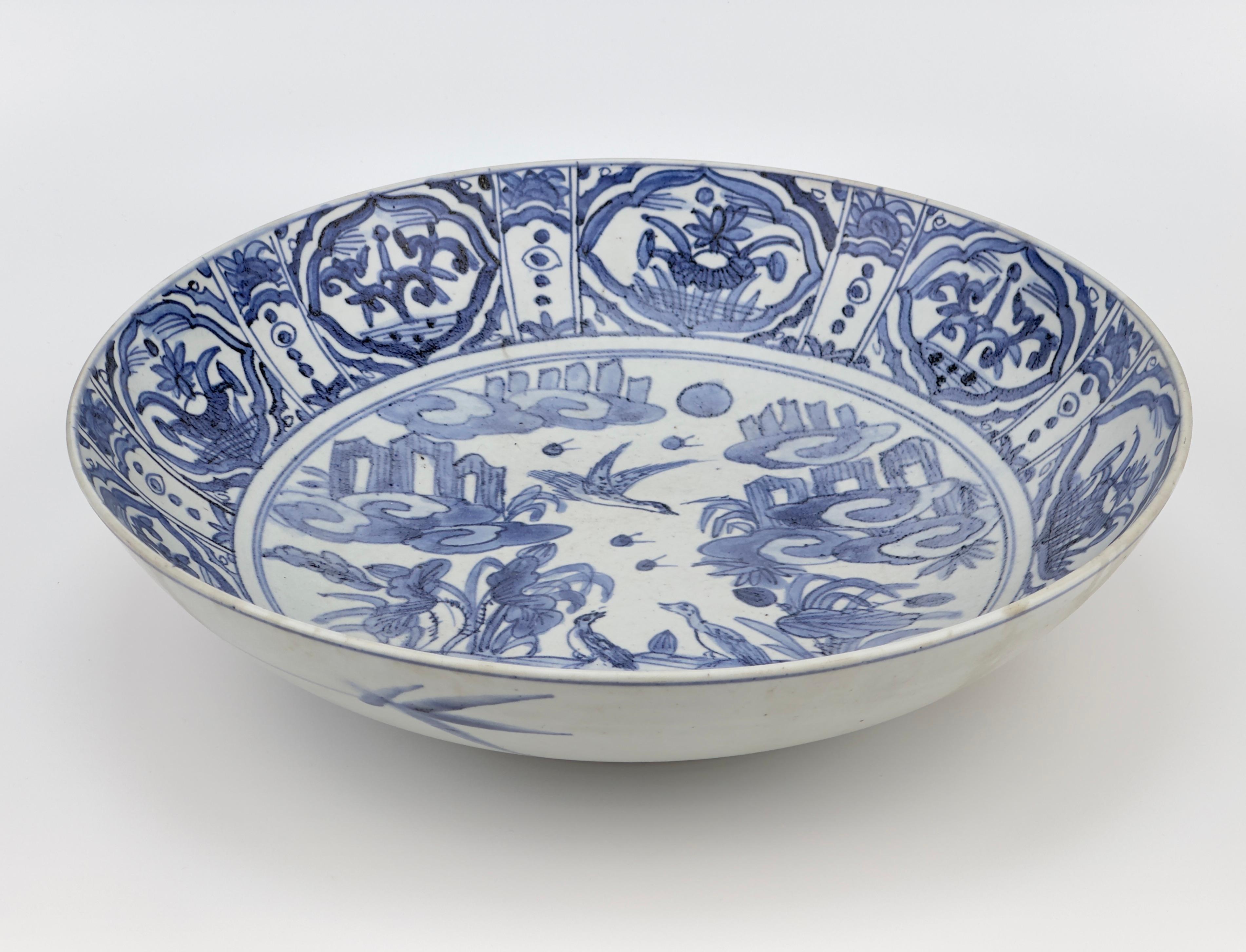 Célèbre assiette en porcelaine chinoise bleue et blanche de la fin de la dynastie des Ming. Des oiseaux sont représentés jouant dans la nature avec des rochers. Par rapport au même type de porcelaine swatow, le développement de la couleur bleue et