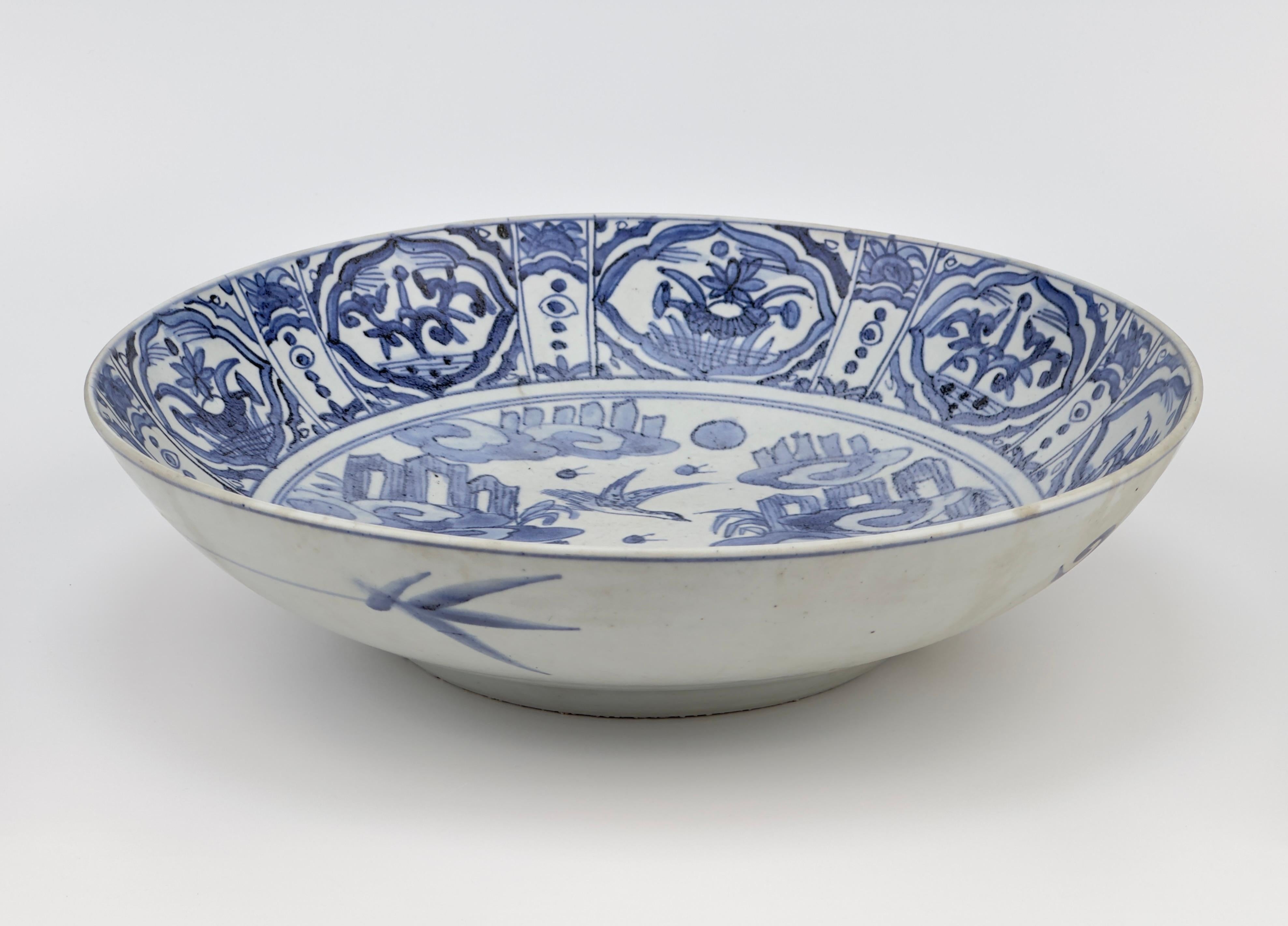Chinese Large Blue And White Swatow Charger, Late Ming Era(17th century) For Sale