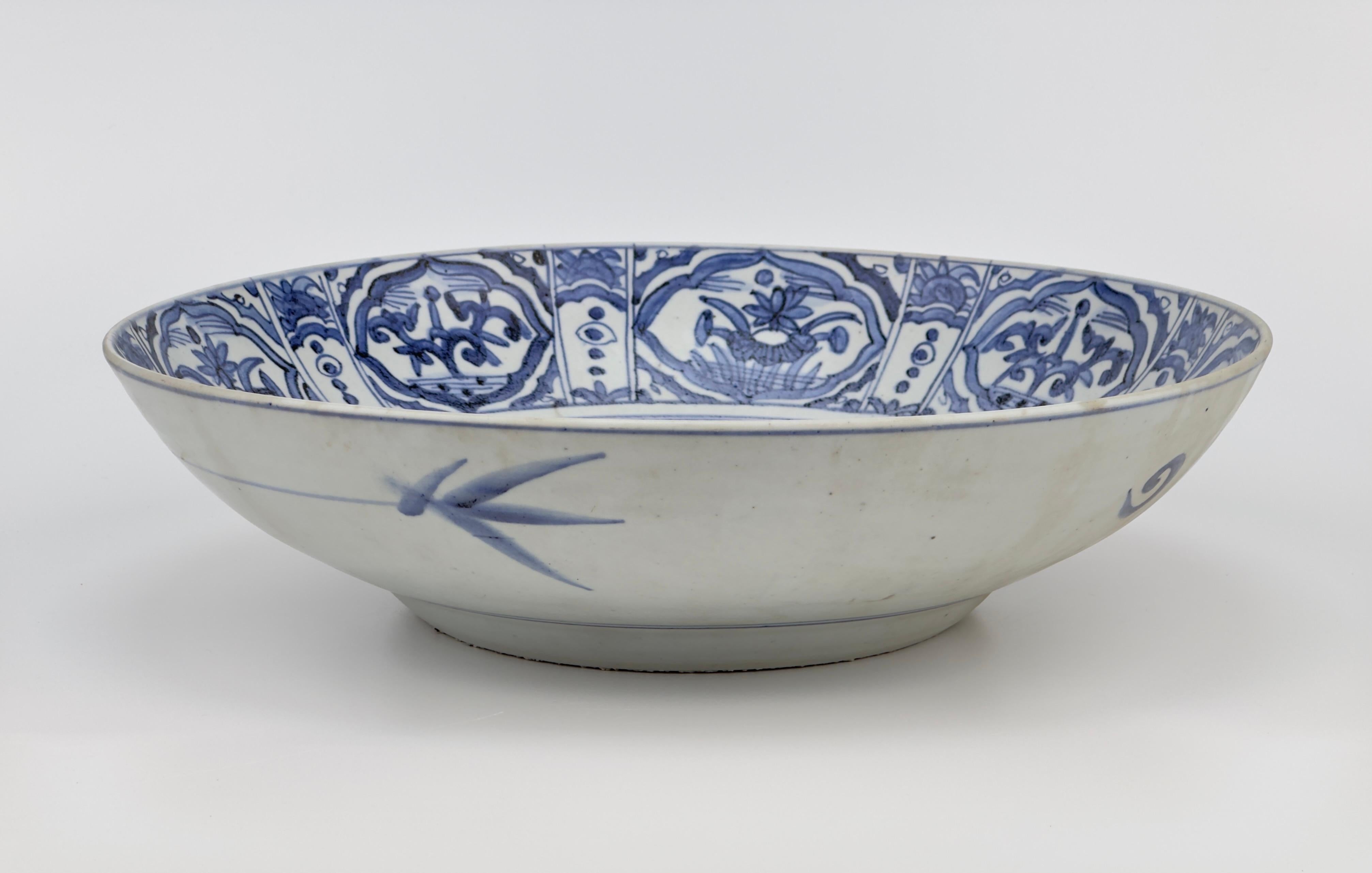 Glazed Large Blue And White Swatow Charger, Late Ming Era(17th century) For Sale