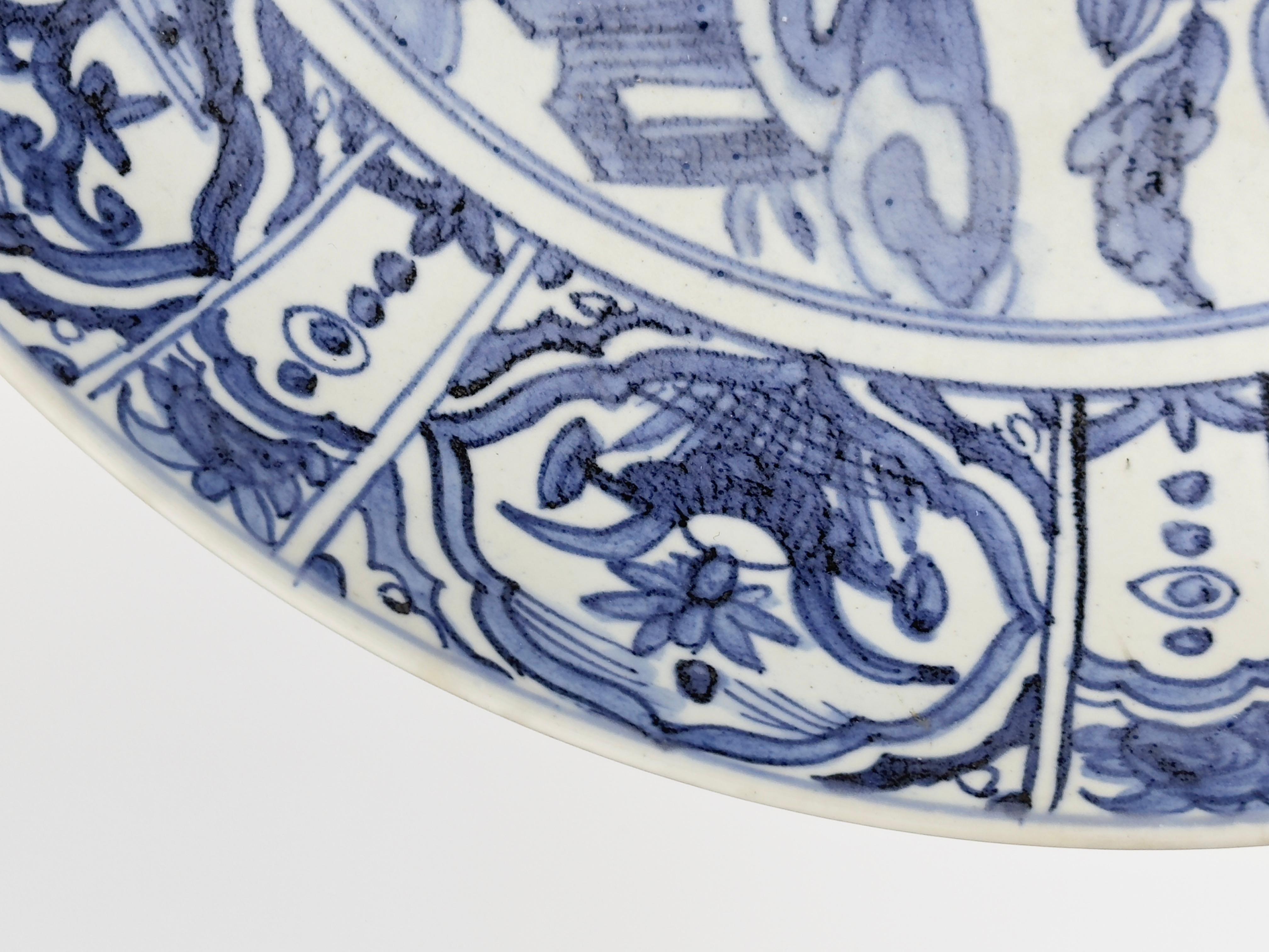 Grand chargeur en forme de vache bleue et blanche, fin de l'ère Ming (17e siècle) en vente 2
