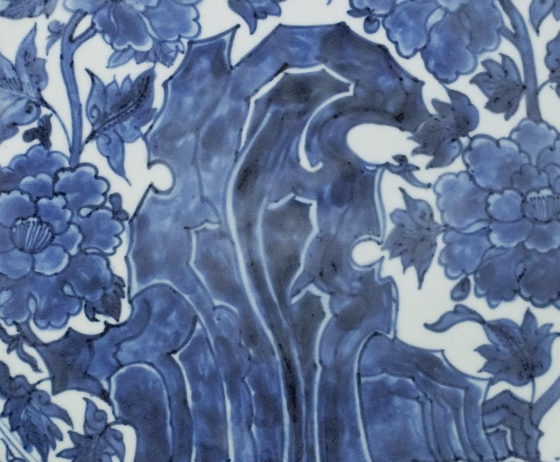 Large Blue and White with 'Rockwork and Flowers' Dish, Qing dynasty In Excellent Condition For Sale In seoul, KR