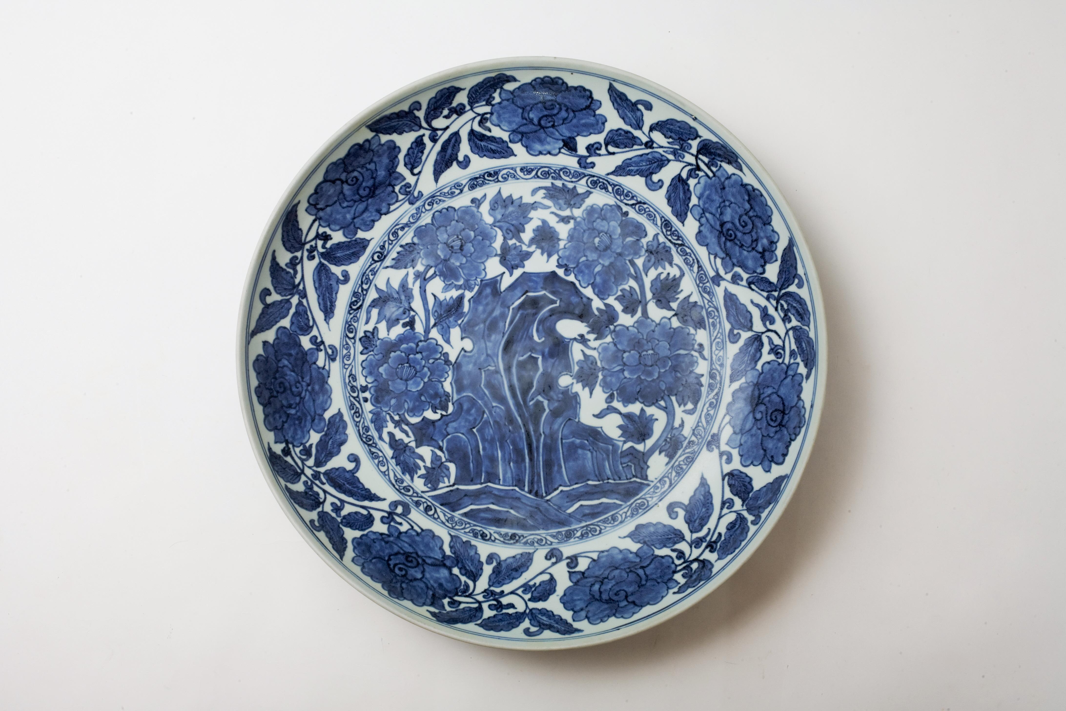 Large Blue and White with 'Rockwork and Flowers' Dish, Qing dynasty For Sale 1