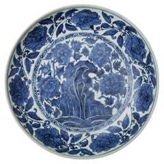 Grande piatto blu e bianco con "rocce e fiori", dinastia Qing