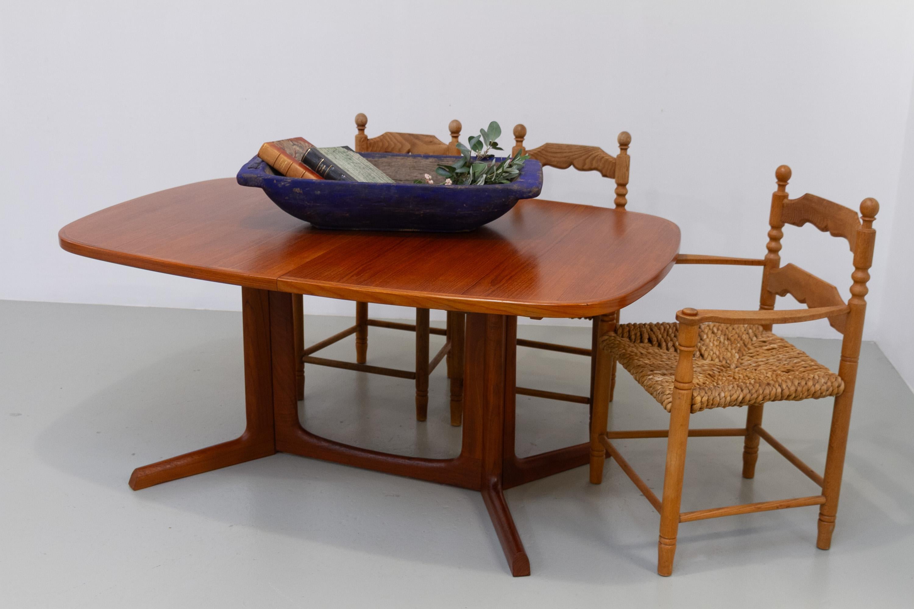 Grande abbeveratoio blu in legno dell'arte popolare svedese, fine '800.

Vassoio in legno intagliato a mano proveniente dalla Svezia alla fine del XIX secolo. Queste mangiatoie fatte a mano erano molto diffuse in Scandinavia in questo periodo come
