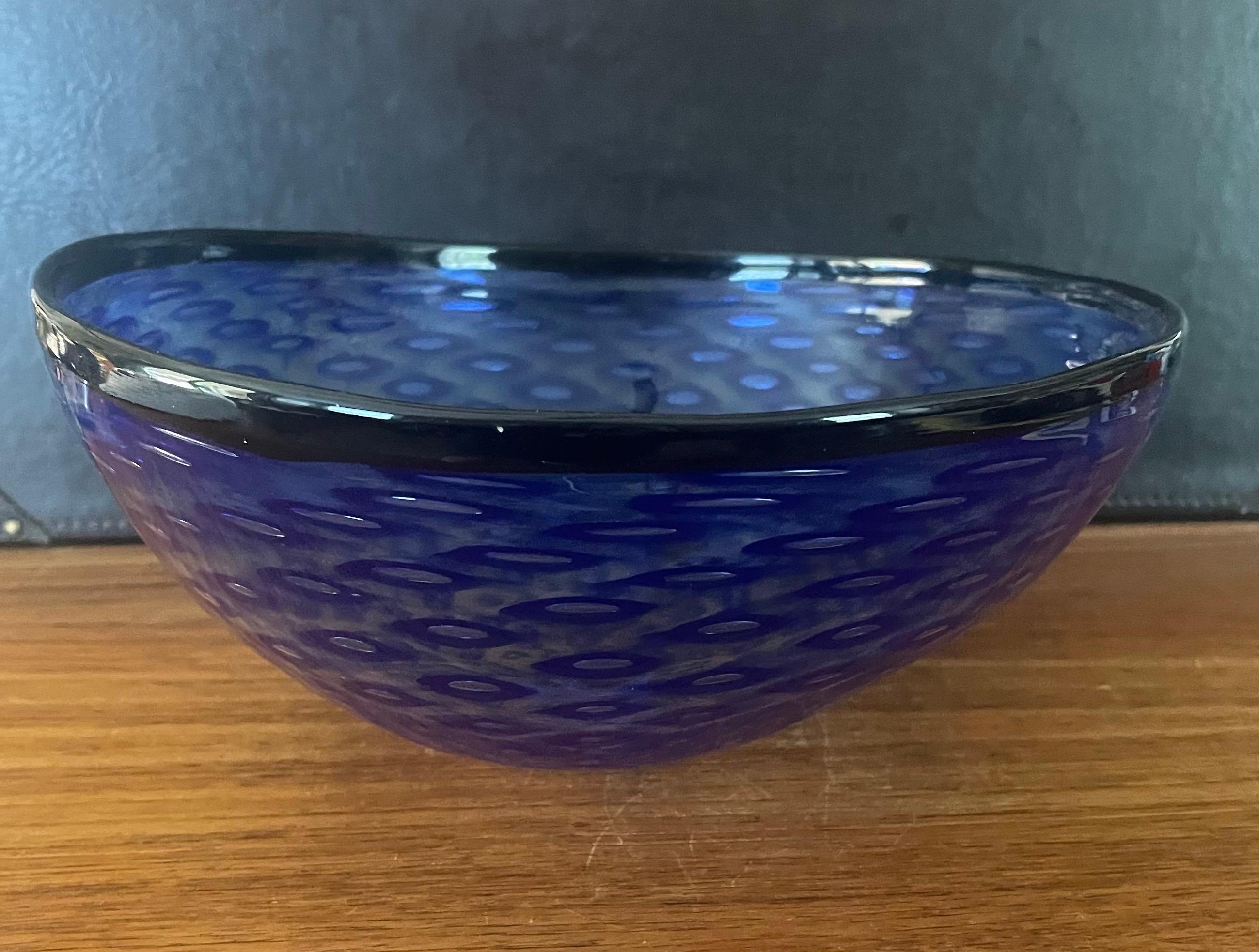Grand bol de centre de table en verre d'art bleu en vente 5