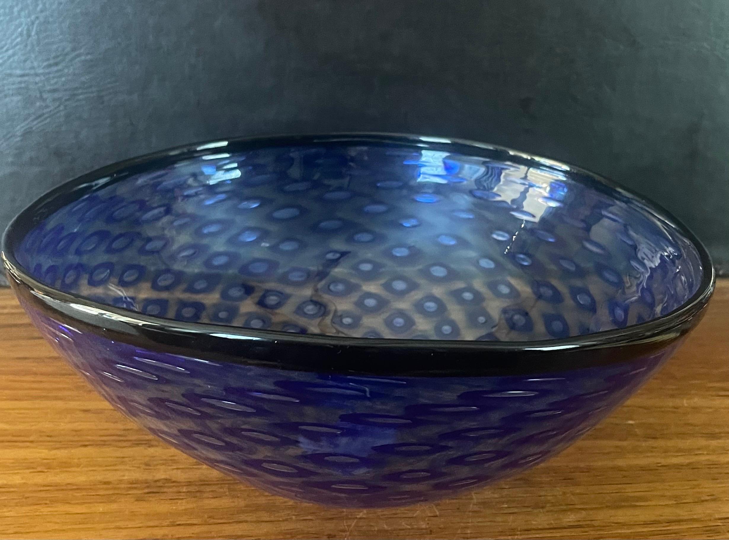 Américain Grand bol de centre de table en verre d'art bleu en vente