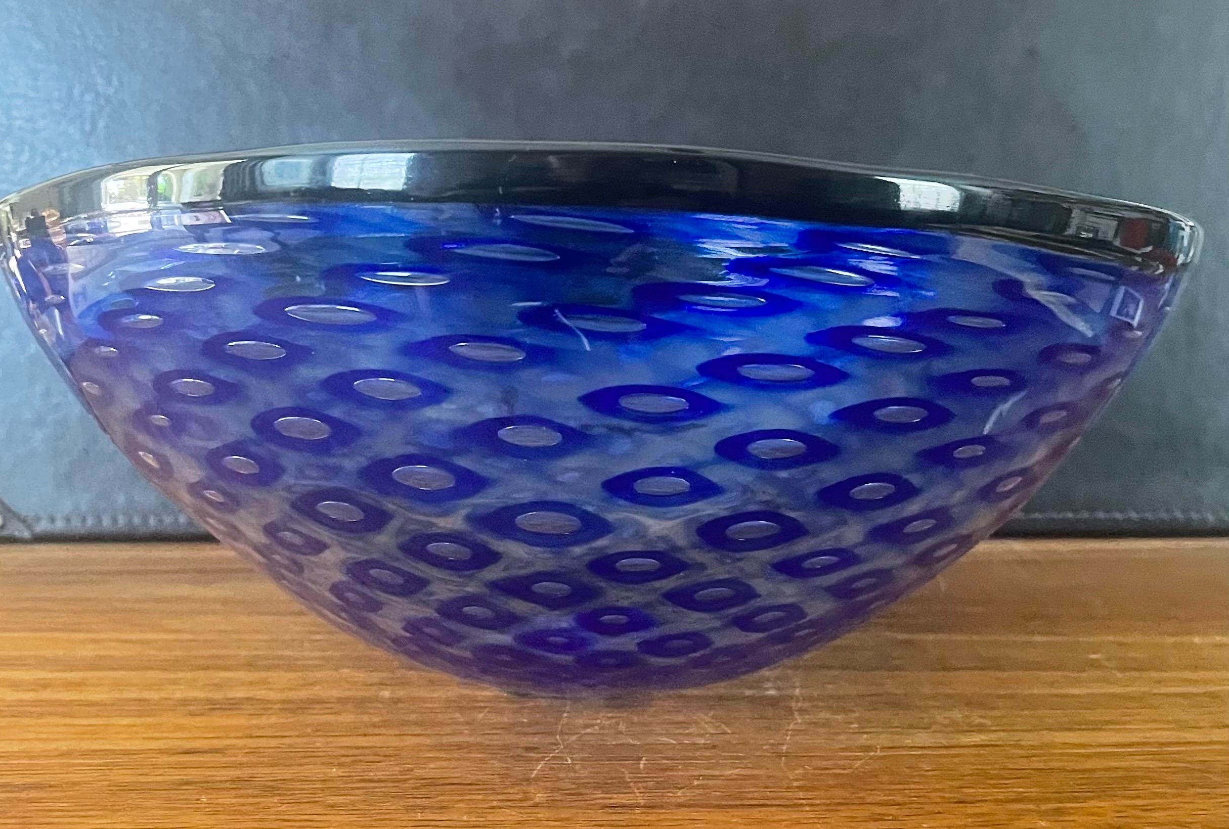 Grand bol de centre de table en verre d'art bleu Bon état - En vente à San Diego, CA