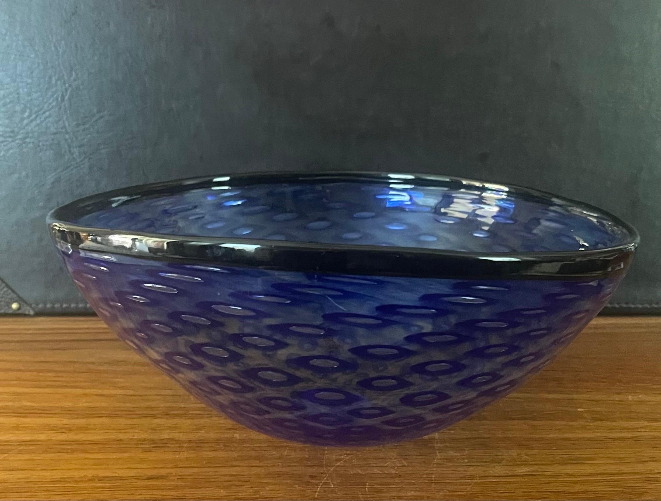 20ième siècle Grand bol de centre de table en verre d'art bleu en vente