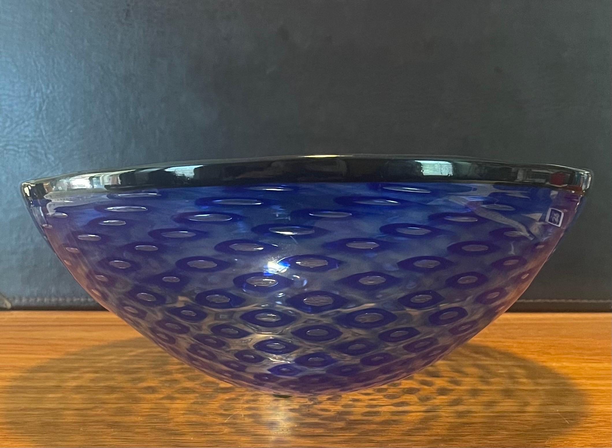 Verre d'art Grand bol de centre de table en verre d'art bleu en vente