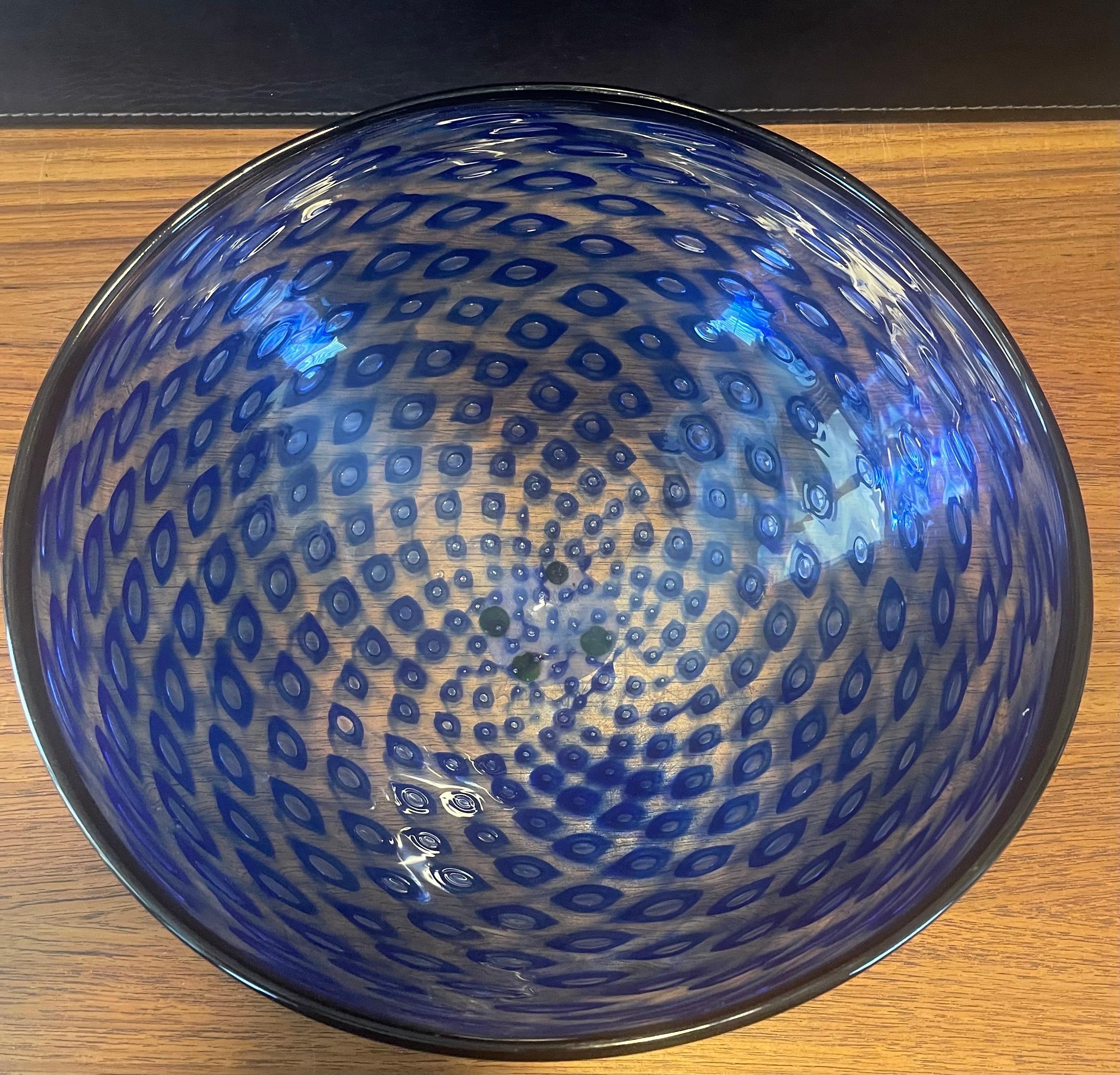Grand bol de centre de table en verre d'art bleu en vente 1