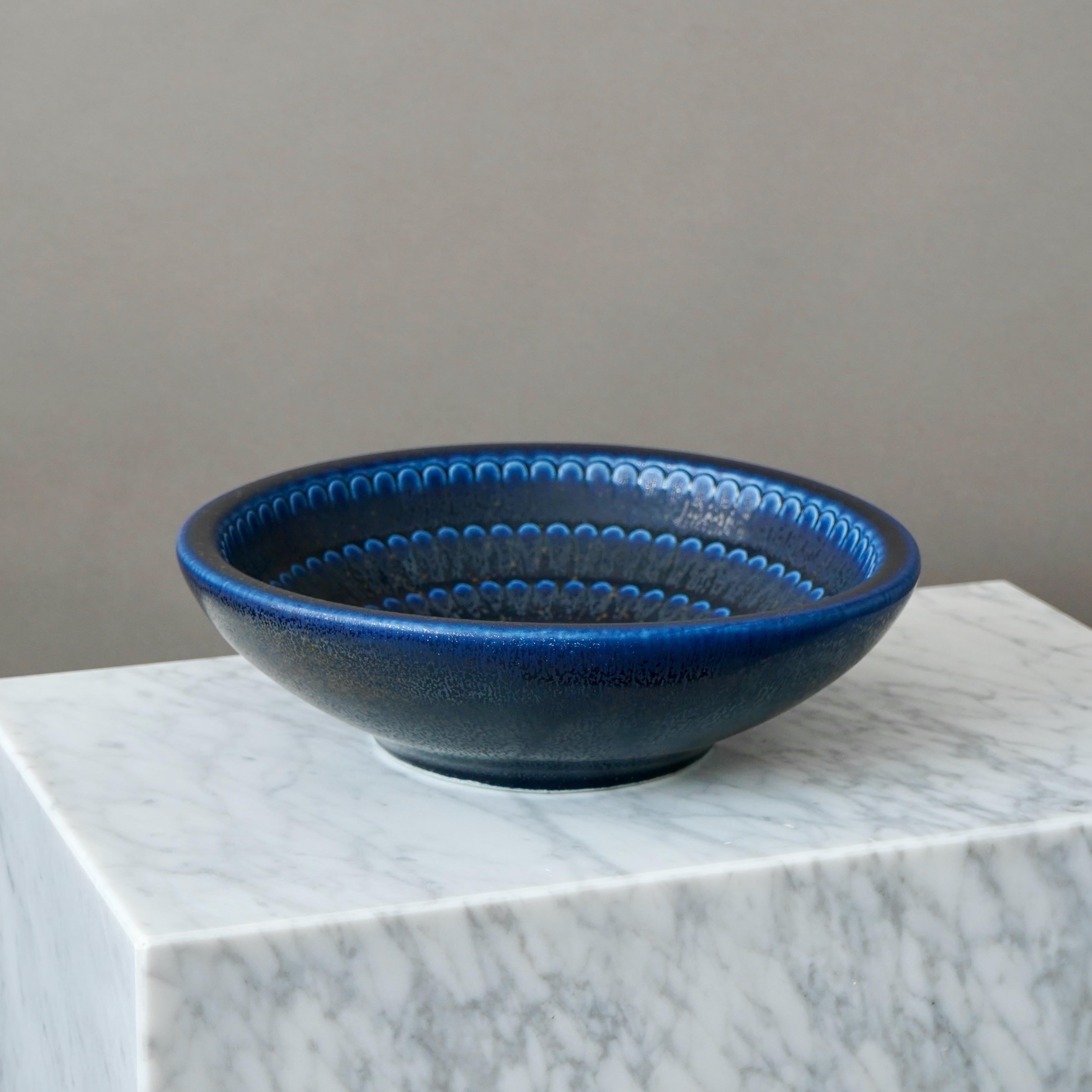Una grande e bella ciotola in gres con smalto blu.
Realizzato da Wilhelm Kåge presso lo Studio A di Gustavsberg in Svezia. In produzione dal 1958 al 1962.

Ottime condizioni, solo qualche leggero graffio.
Impresso il marchio del produttore.