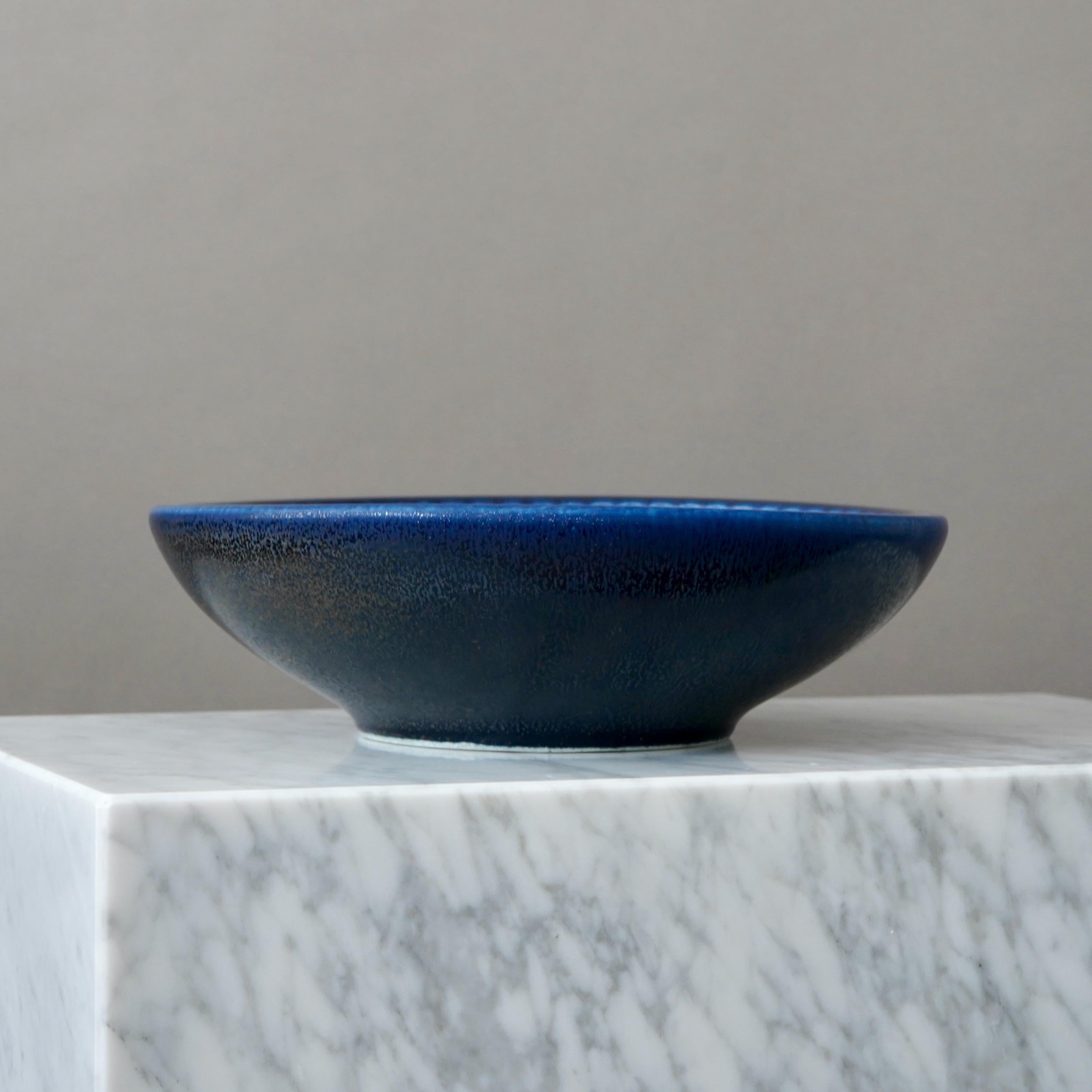 Svedese Grande ciotola blu di Wilhelm Kage per Gustavsberg Studio, Svezia, anni '50 in vendita