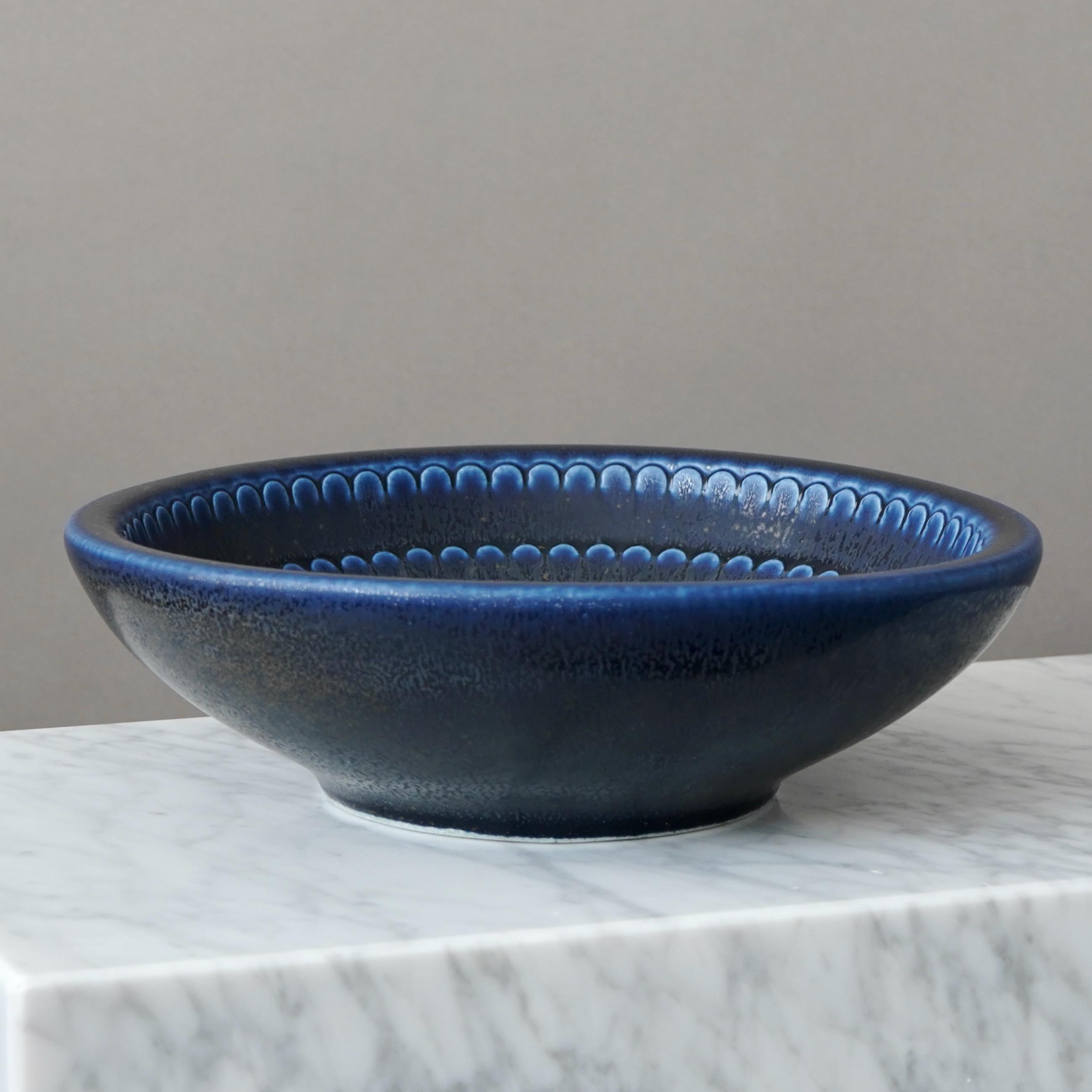 Smaltato Grande ciotola blu di Wilhelm Kage per Gustavsberg Studio, Svezia, anni '50 in vendita
