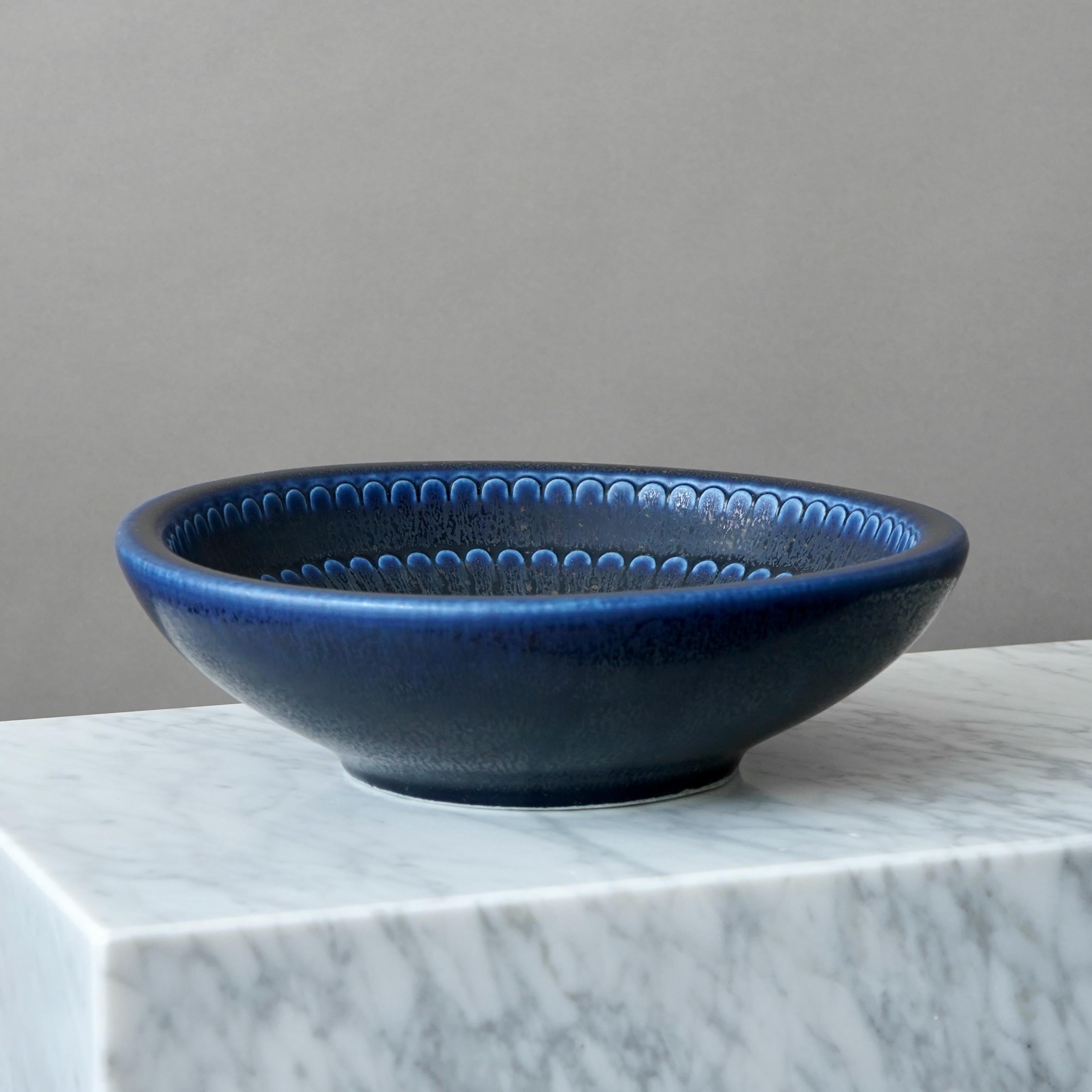 Grande ciotola blu di Wilhelm Kage per Gustavsberg Studio, Svezia, anni '50 In condizioni buone in vendita a Malmö, SE