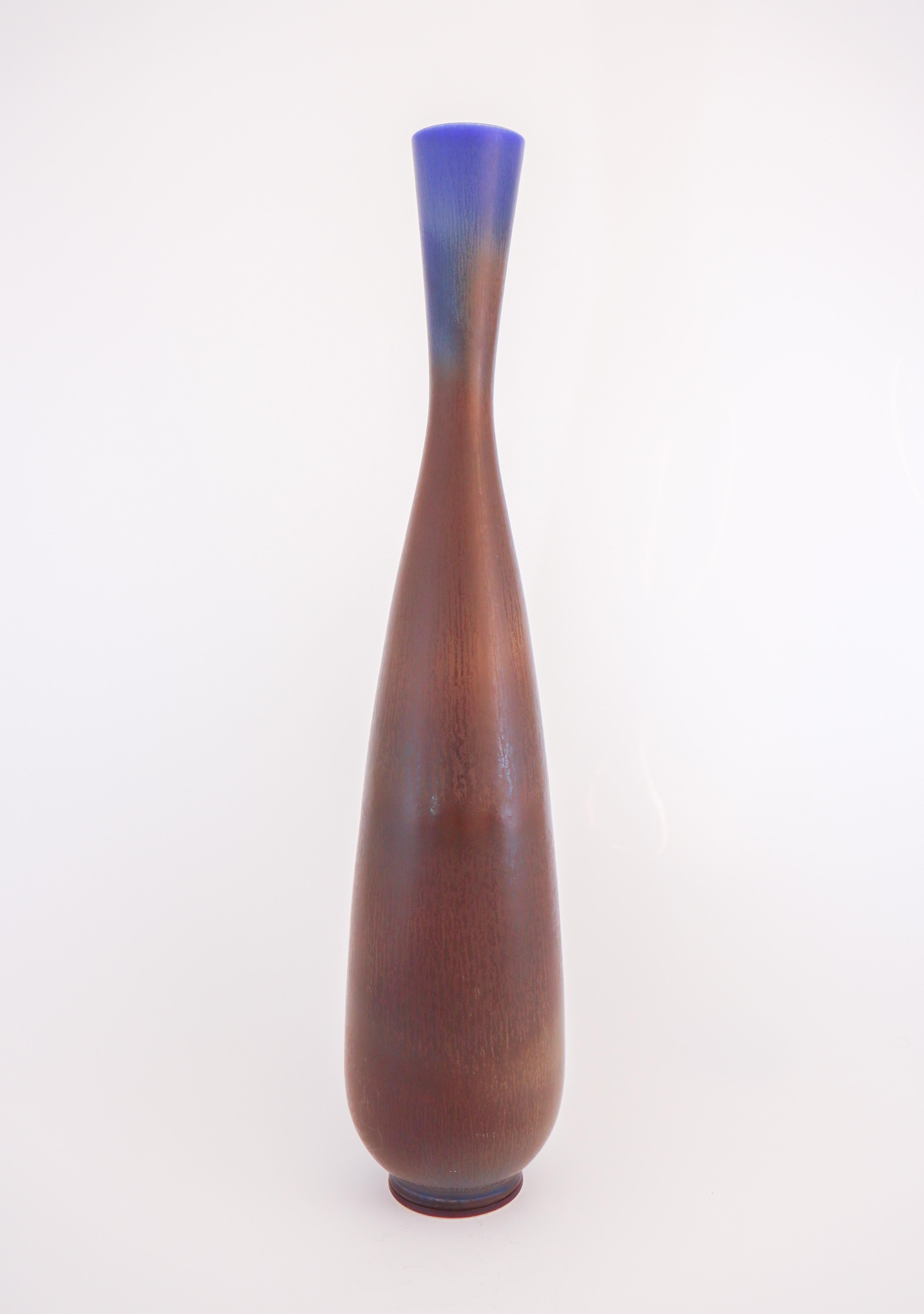 Impresionante jarrón grande de gres de Berndt Friberg en Gustavsberg diseñado en 1967, el jarrón tiene un precioso esmalte de harpillera en azul y marrón. El jarrón mide 55 cm de alto y unos 11,5 cm de diámetro. El jarrón está en excelente estado,