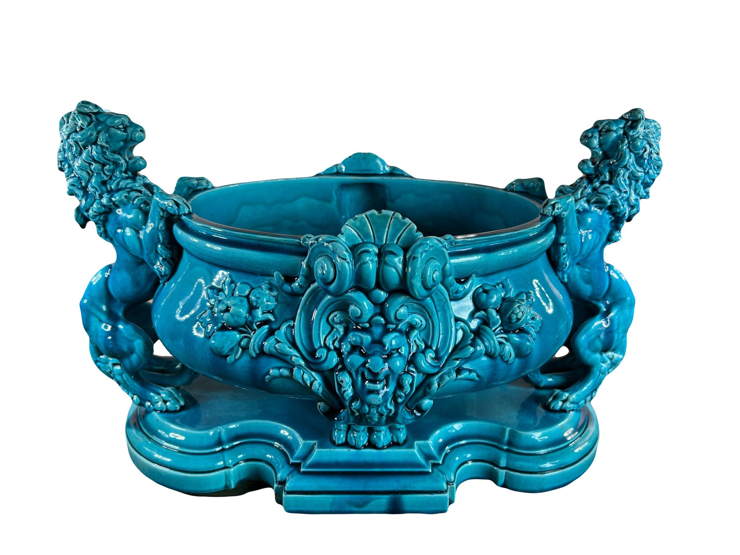 Grande centrotavola in terracotta fine della fabbrica Jules Vieillard di Bordeaux. Questa jardiniere da tavolo è di colore blu reale con una decorazione di due leoni. Il colore blu è splendido e lo smalto è molto lucido. Questo centrotavola è ornato