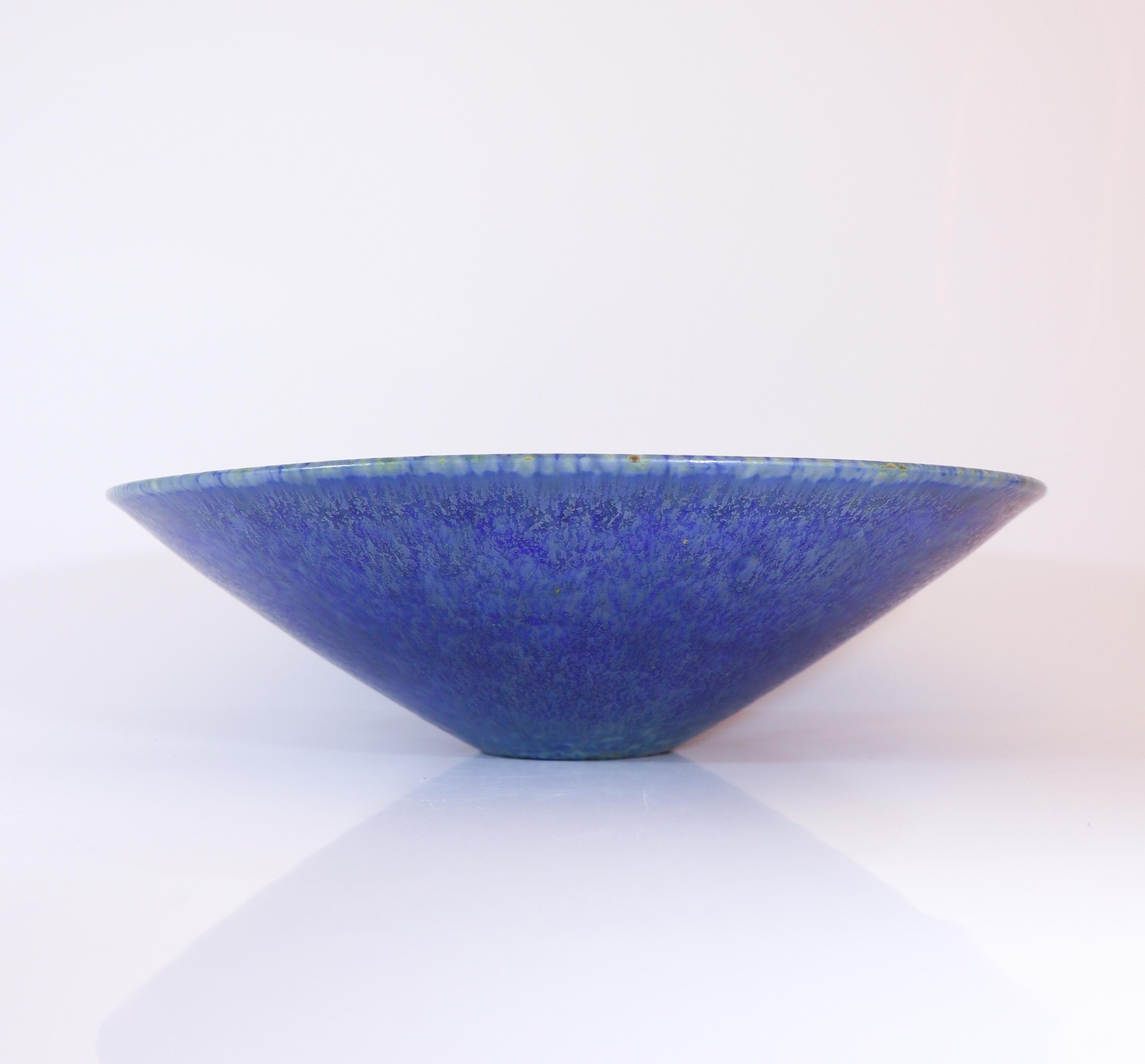 Una grande ciotola in ceramica blu di Rörstrand, in Svezia, disegnata da Carl-Harry Stålhane negli anni Cinquanta. La ciotola è in ottime condizioni, a parte un piccolo segno di smaltatura dovuto alla produzione all'interno, per cui è contrassegnata