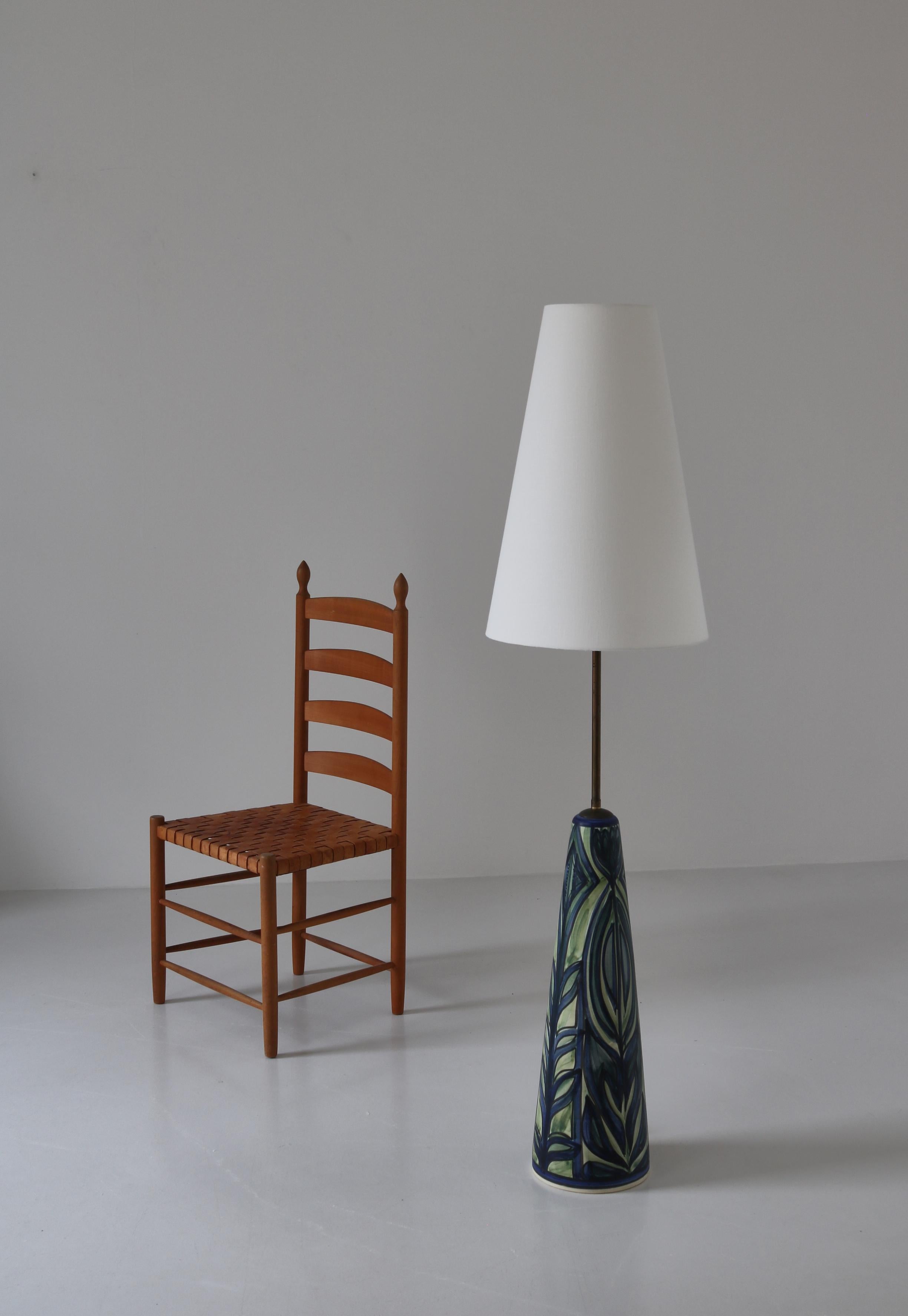 Superbe lampadaire peint à la main dans les années 1960 par l'artiste danoise Noomi Backhausen à l'atelier de céramique Søholm, Bornholm. Le motif abstrait dans les tons de bleu et de vert de cette lampe est tout simplement étonnant et ne se trouve
