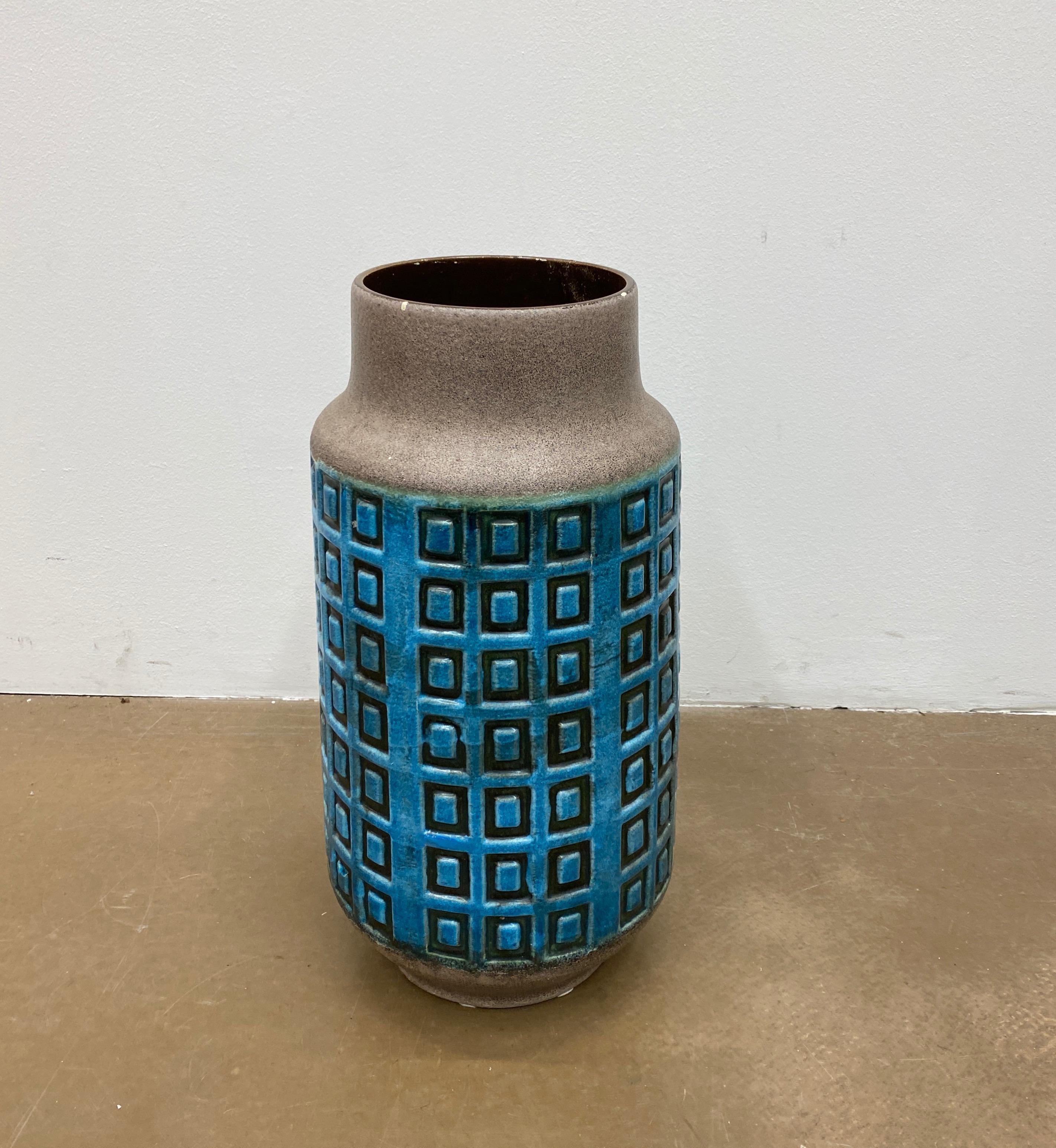 Grande vaso in gres ceramico con smaltatura blu.
Il corpo del vaso presenta un motivo grafico sotto forma di forme rettangolari intagliate. Il vaso è stato prodotto in Germania Ovest negli anni '70. Bellissimo pezzo di tendenza. Il vaso è in buone