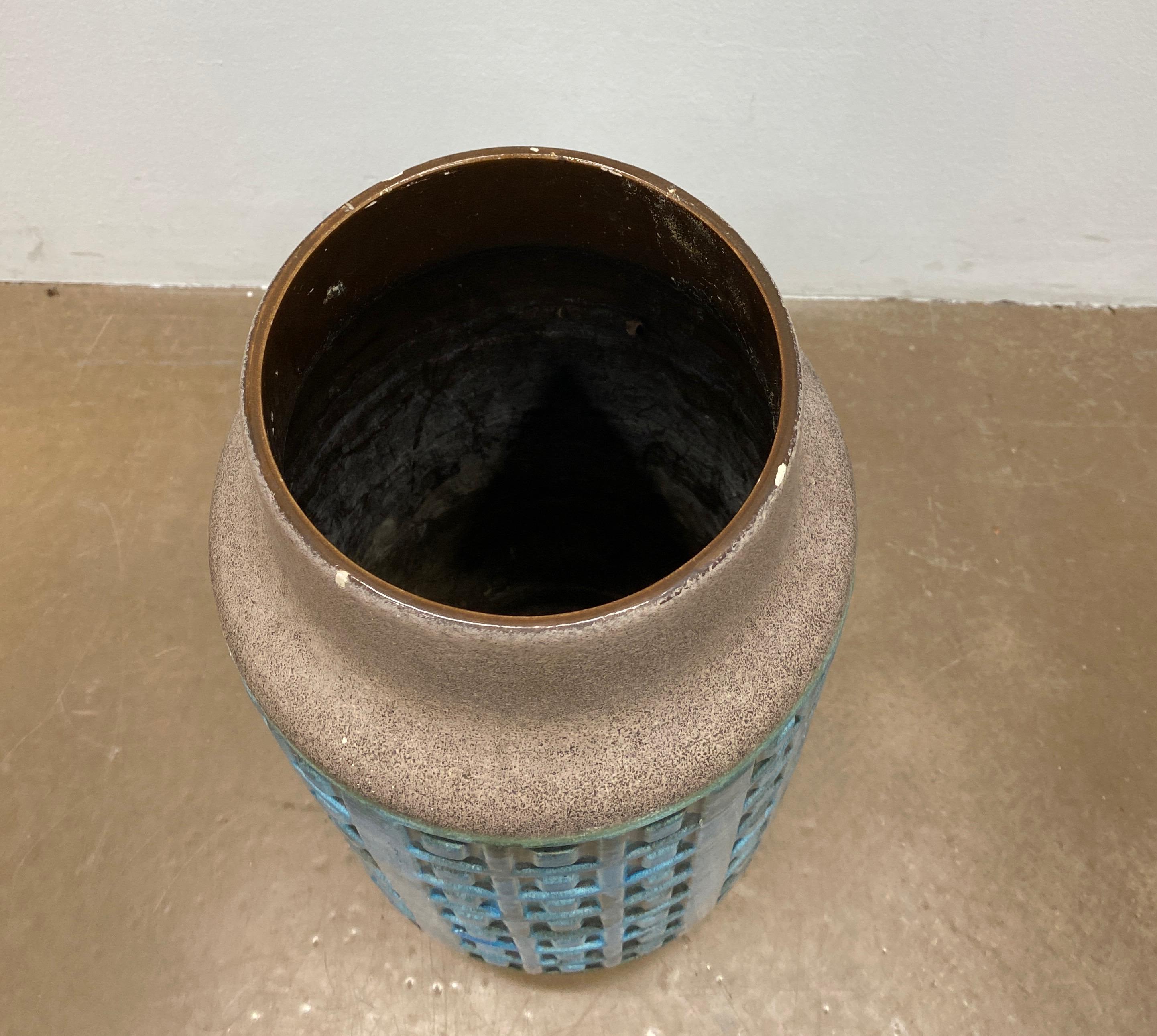 Mid-Century moderno Vaso grande in ceramica blu della metà del secolo scorso con motivo grafico in vendita
