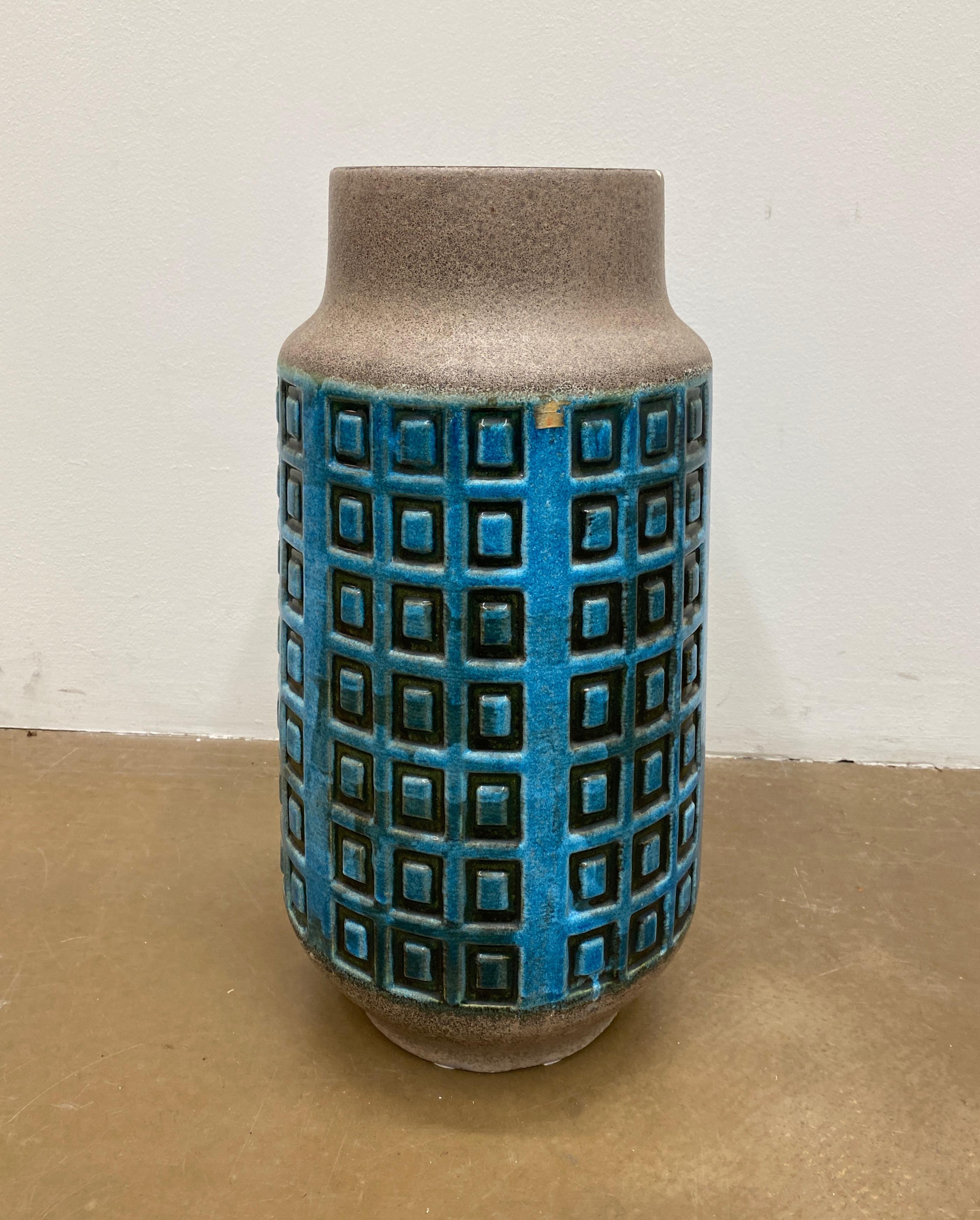 Tedesco Vaso grande in ceramica blu della metà del secolo scorso con motivo grafico in vendita