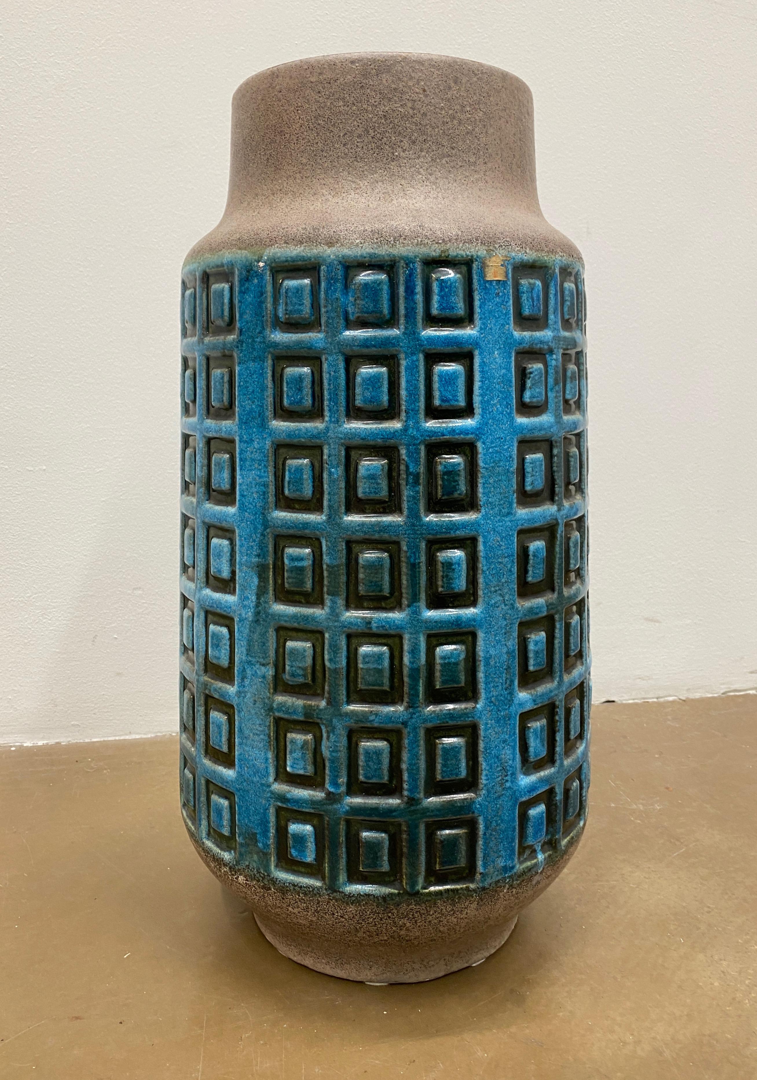 Fine XX secolo Vaso grande in ceramica blu della metà del secolo scorso con motivo grafico in vendita