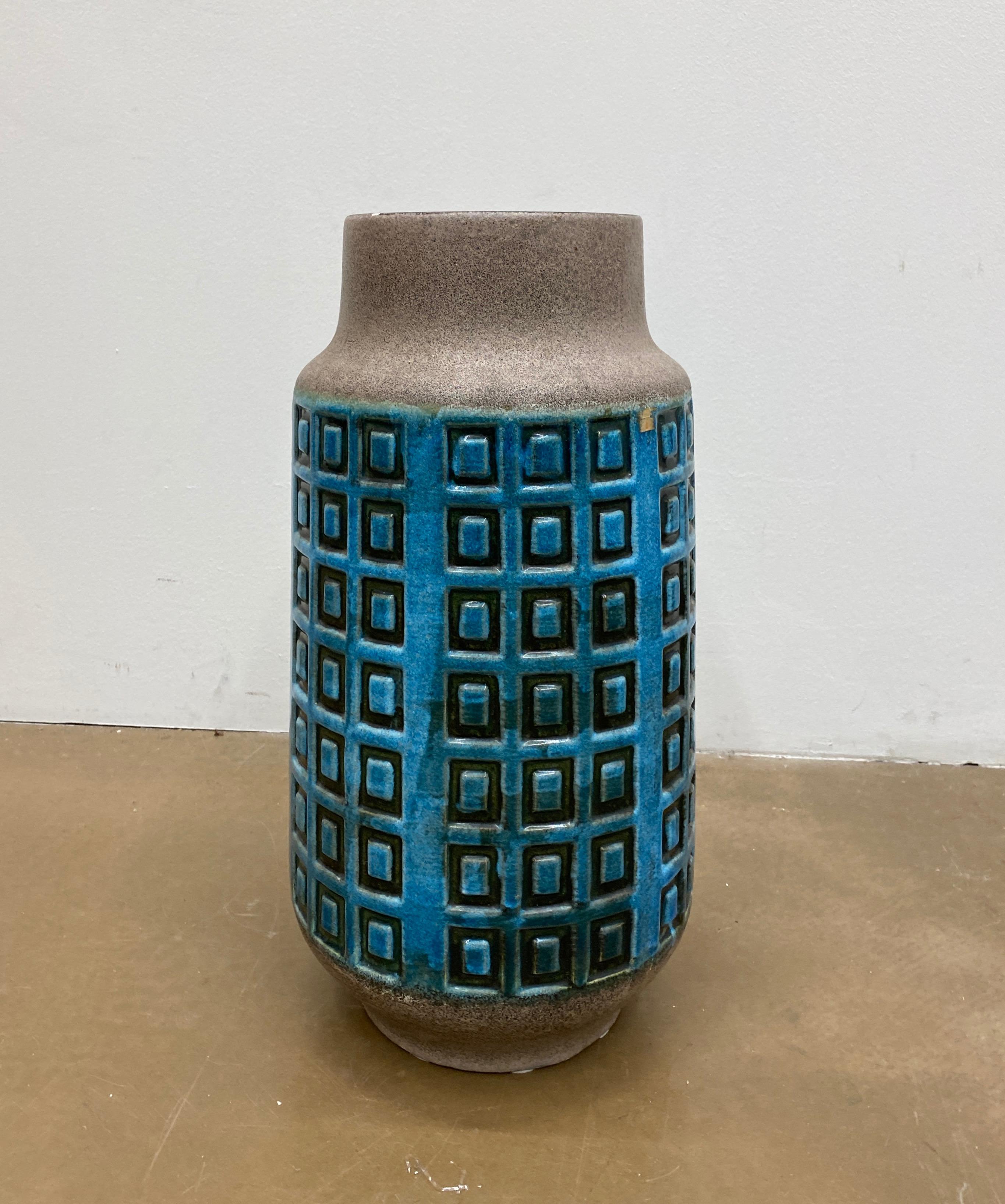 Vaso grande in ceramica blu della metà del secolo scorso con motivo grafico in vendita 1