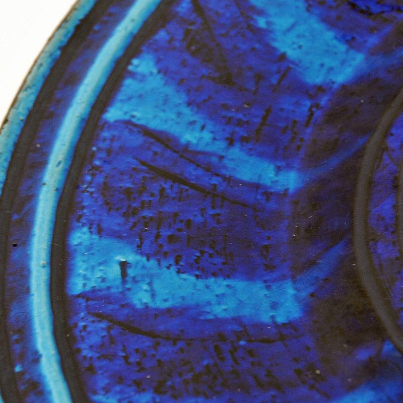Lovely, large and colorful stoneware plate in a glazed blue mix. Designed by Inger Persson for Rörstrand, Ateljé Sweden in the 1960s. Glaced and smooth surface with bluepaintet patterns of a sunshape. Good vintage condition and Scandinavian