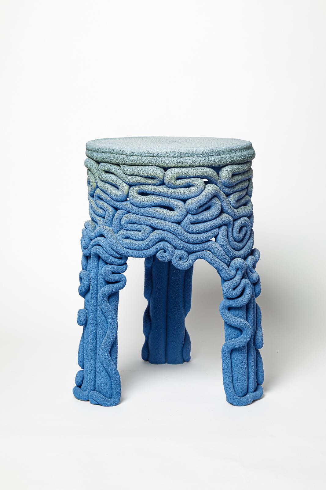 Gran taburete o mesa de sofá de cerámica azul de Mathilde Sauce 2024 21st design Moderno en venta