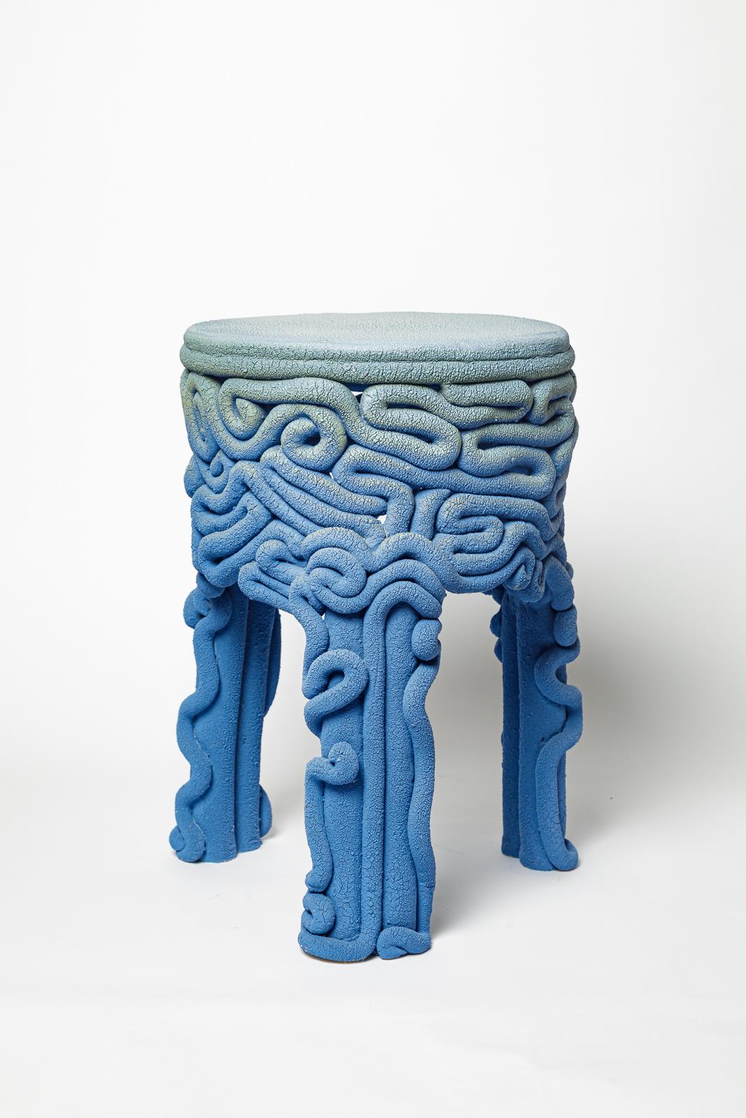 Gran taburete o mesa de sofá de cerámica azul de Mathilde Sauce 2024 21st design Francés en venta