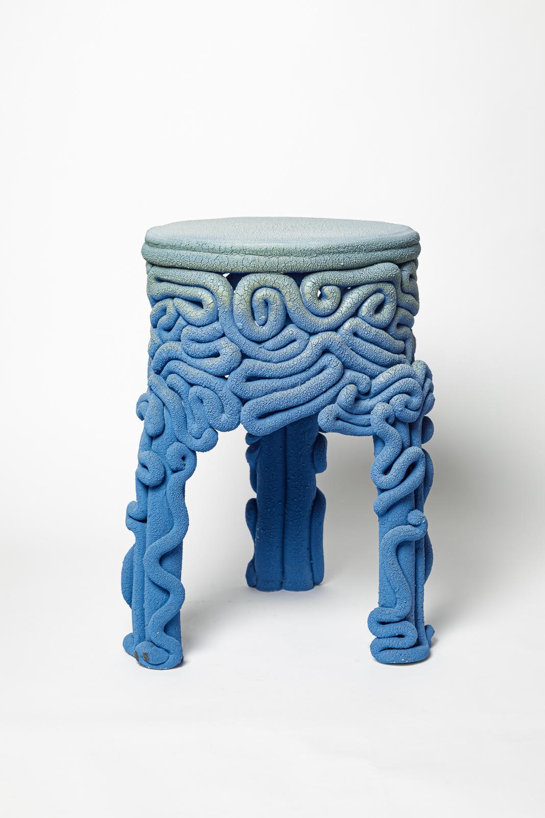 Gran taburete o mesa de sofá de cerámica azul de Mathilde Sauce 2024 21st design en Excelente estado para la venta en Neuilly-en- sancerre, FR