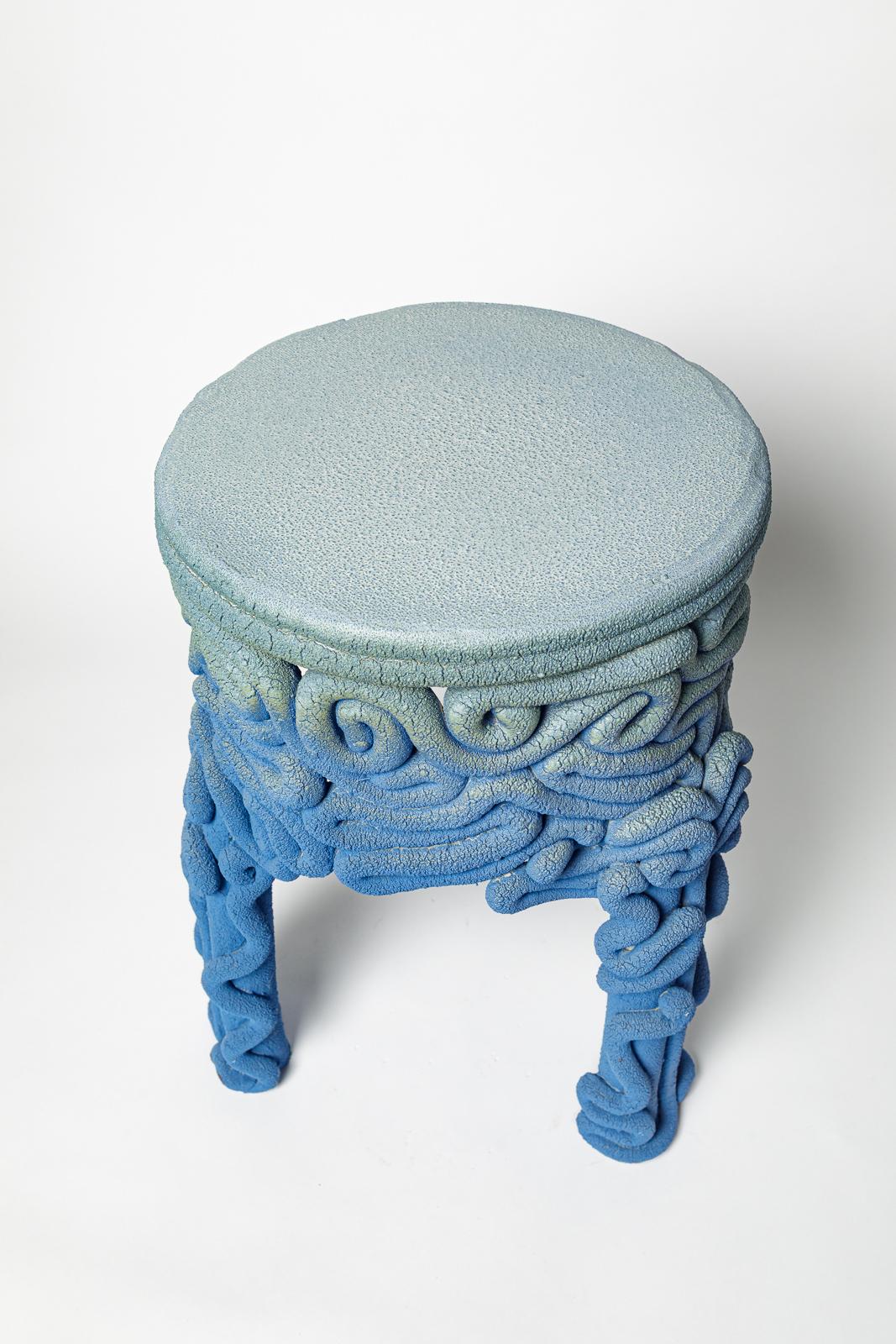 Gran taburete o mesa de sofá de cerámica azul de Mathilde Sauce 2024 21st design Siglo XXI y contemporáneo en venta