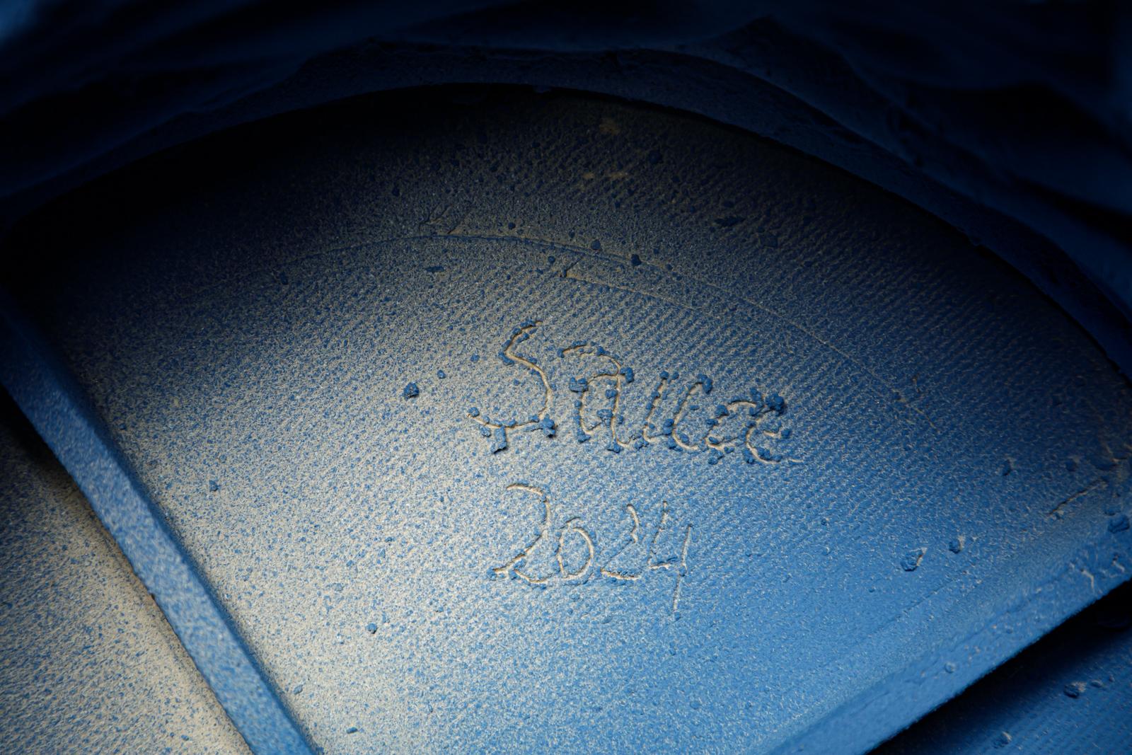 Gran taburete o mesa de sofá de cerámica azul de Mathilde Sauce 2024 21st design Cerámico en venta