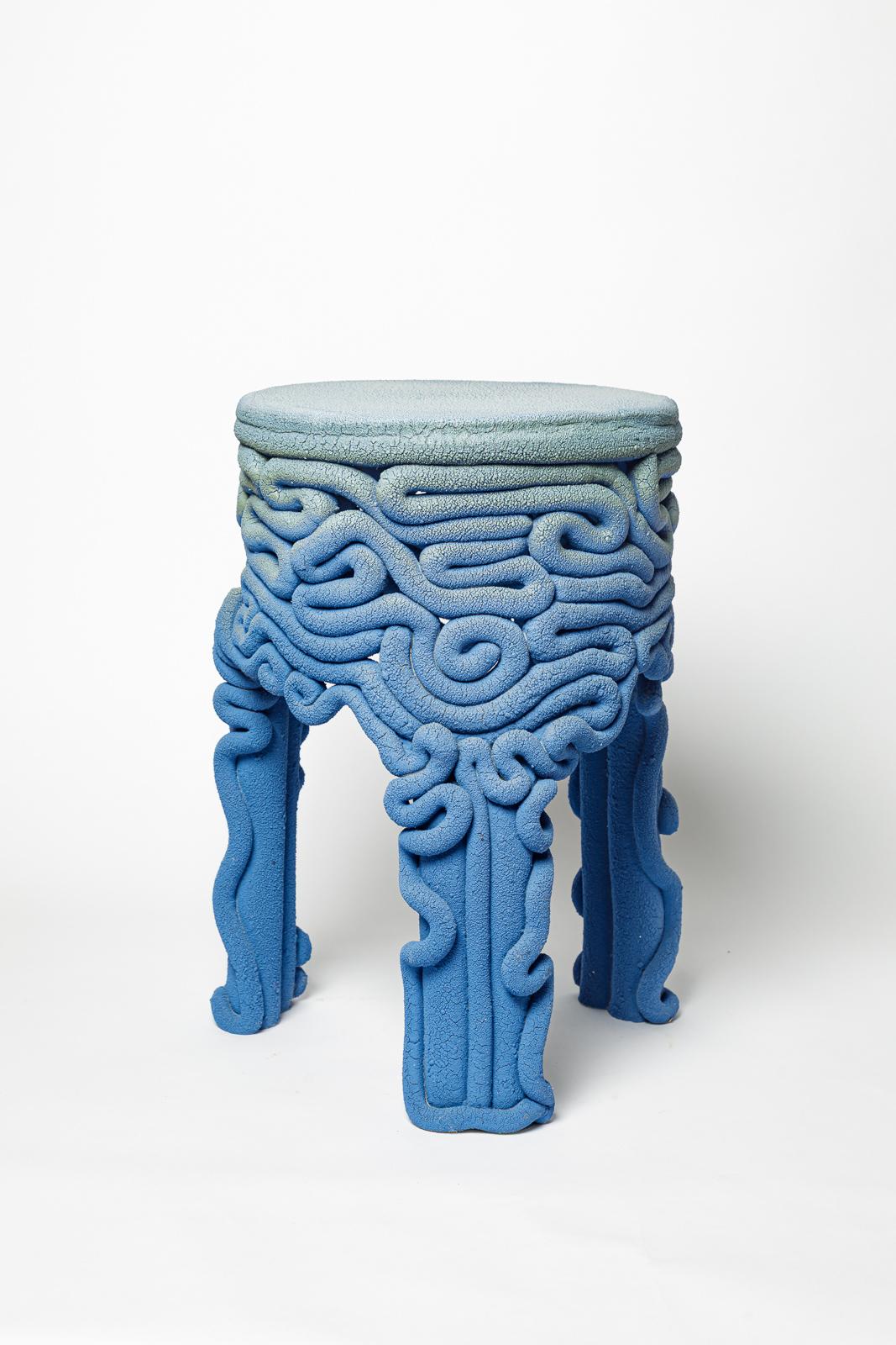 Gran taburete o mesa de sofá de cerámica azul de Mathilde Sauce 2024 21st design en venta 1