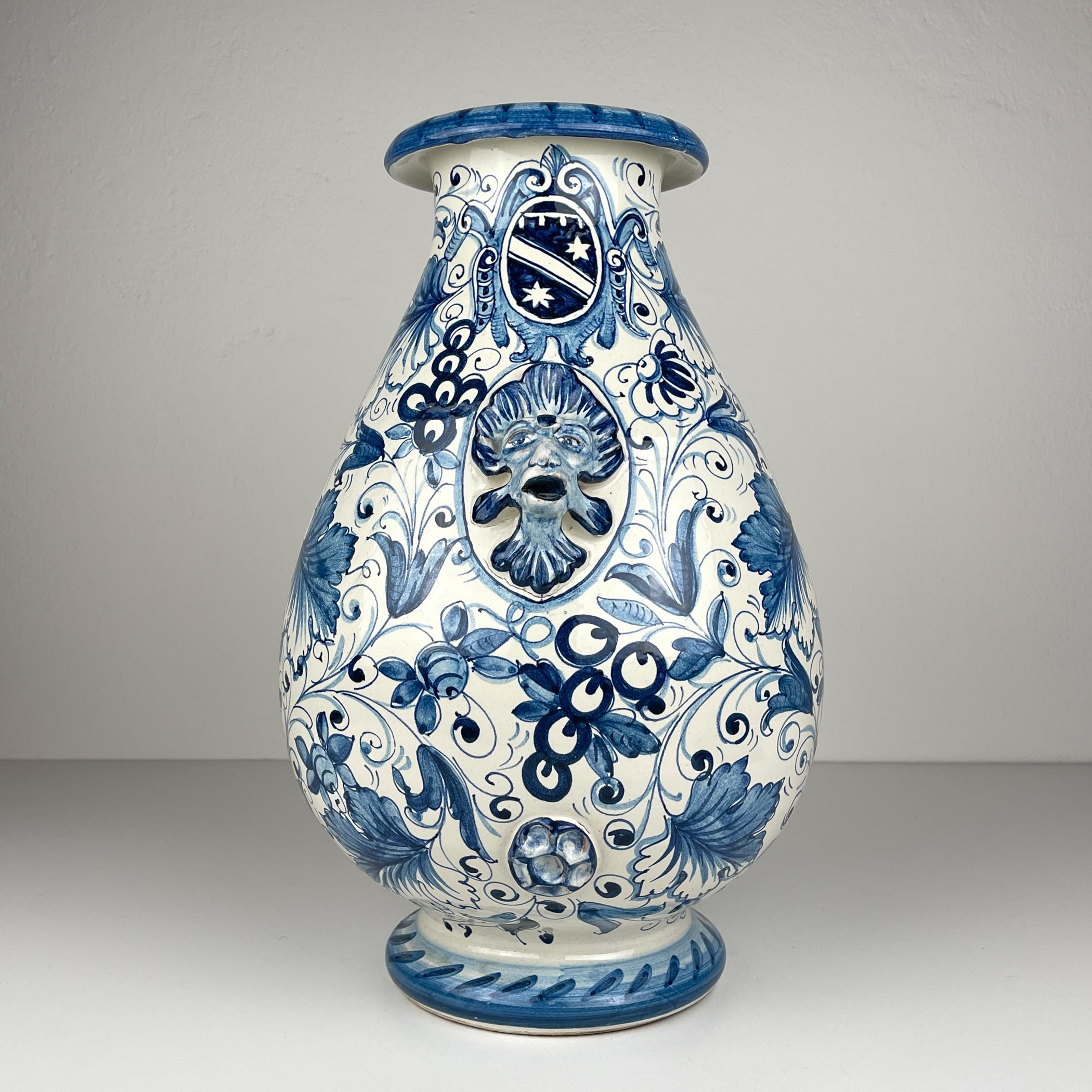 Increíble jarrón grande de cerámica azul fabricado por I.M.A. de Montelupo Florentino (Toscana, Italia) en la década de 1980. Está fabricado con técnicas tradicionales adoptadas en Florencia y pintado a mano.

El jarrón vintage tiene la etiqueta