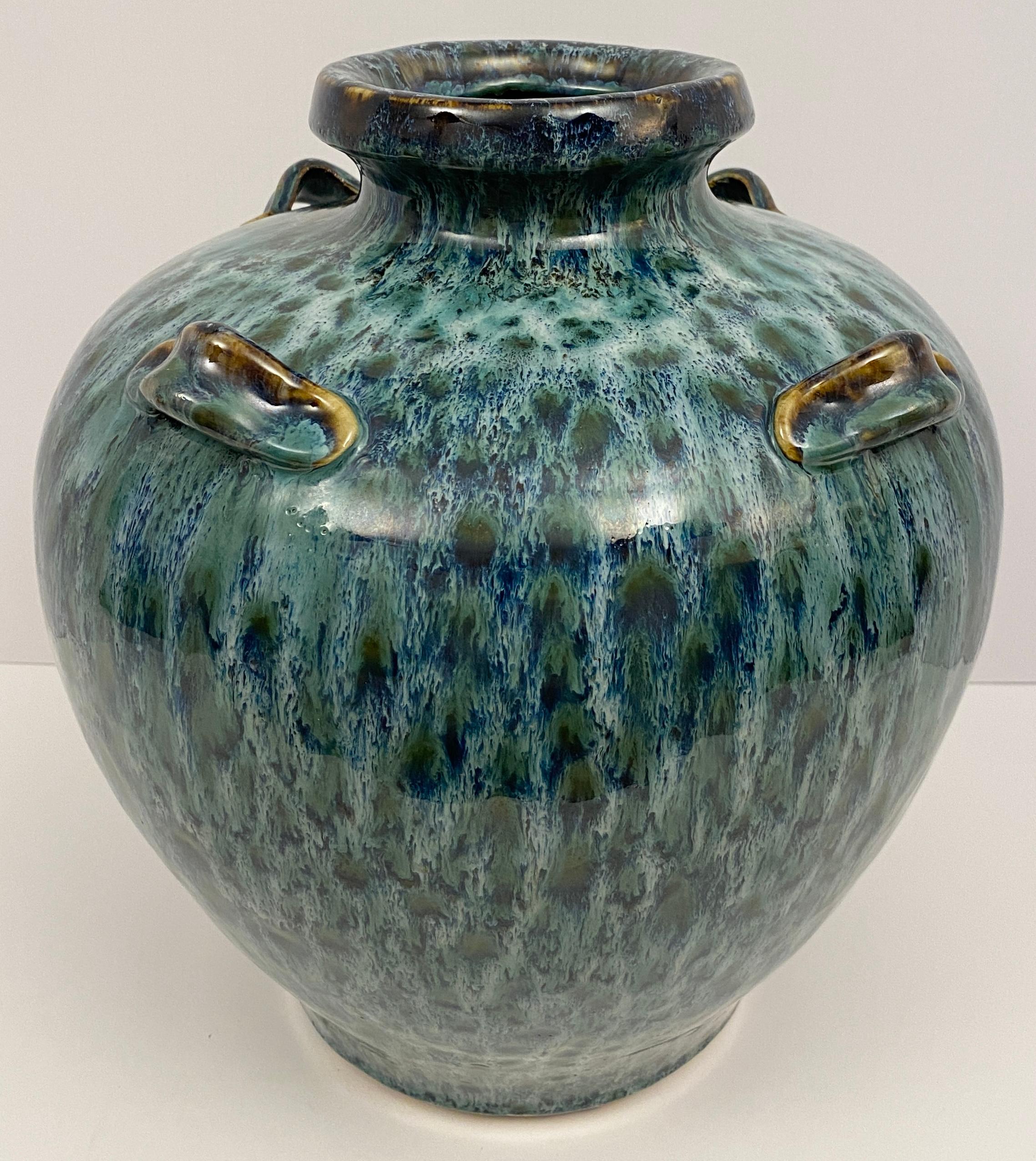 Eleganza del vaso di ceramica blu

Questo straordinario vaso in ceramica blu, con il suo accattivante mix di altre tonalità complementari di bianco e verde, è un pezzo di design moderno di metà secolo. Lo smalto unico e la forma organica creano un