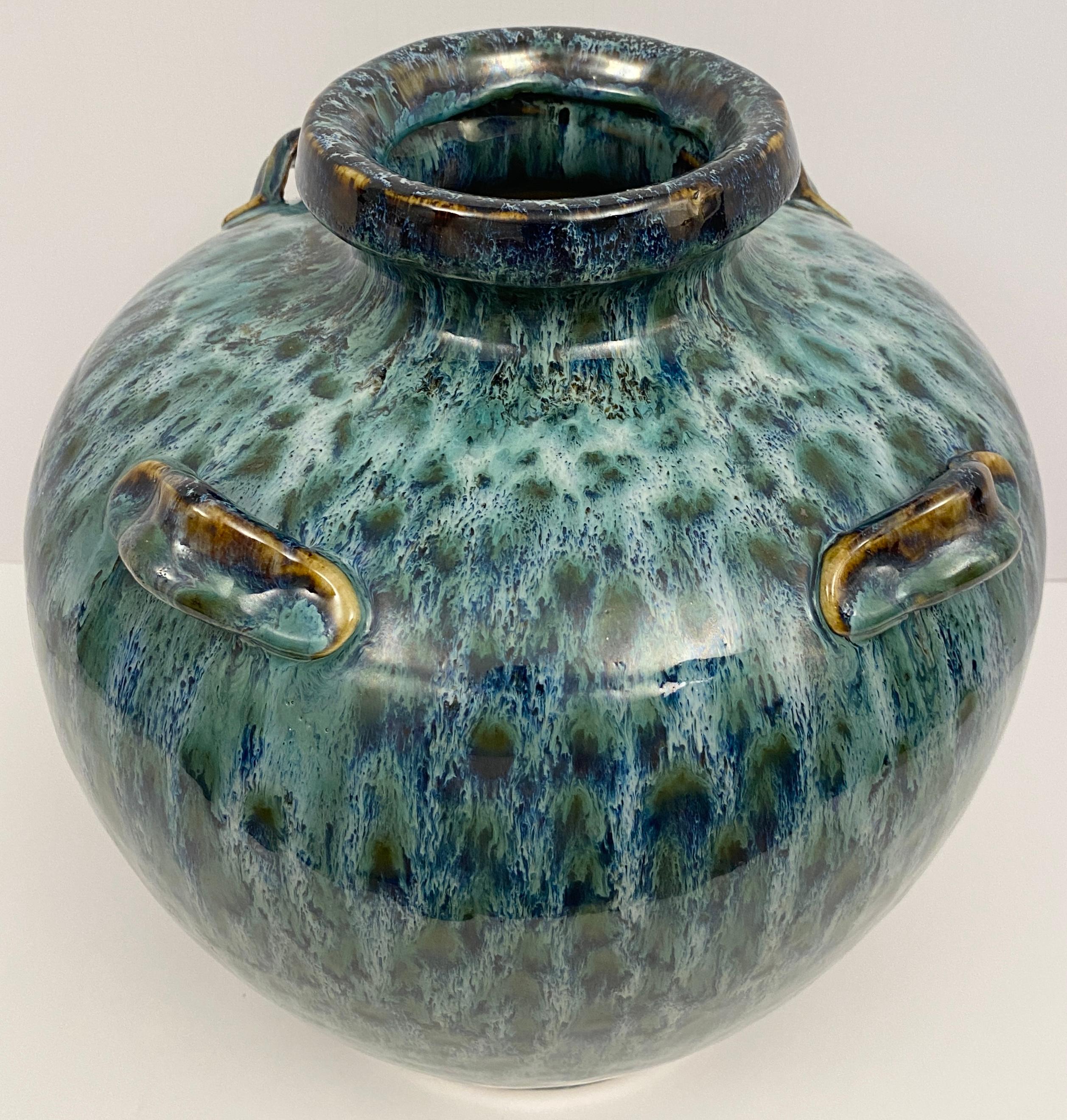 Ceramica Vaso o fioriera grande in ceramica blu in vendita
