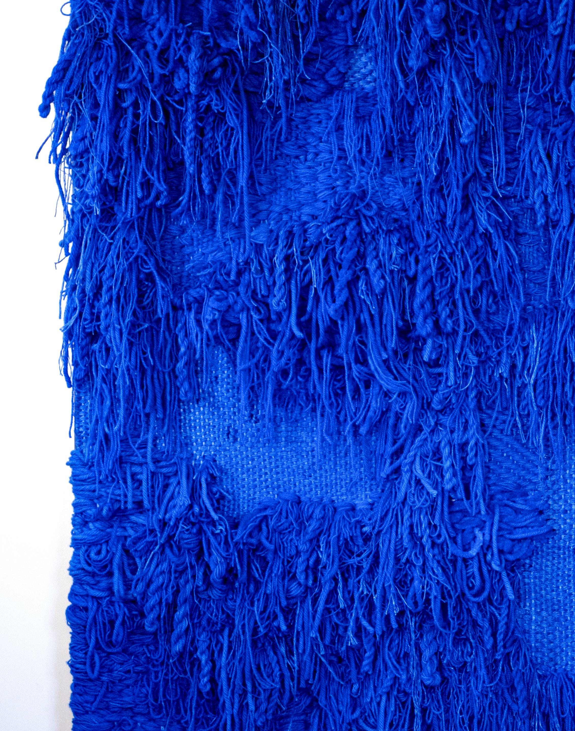 Contemporary, Blau, handgefärbter und handgewebter Wandteppich von Katja Beckman (Schwedisch) im Angebot