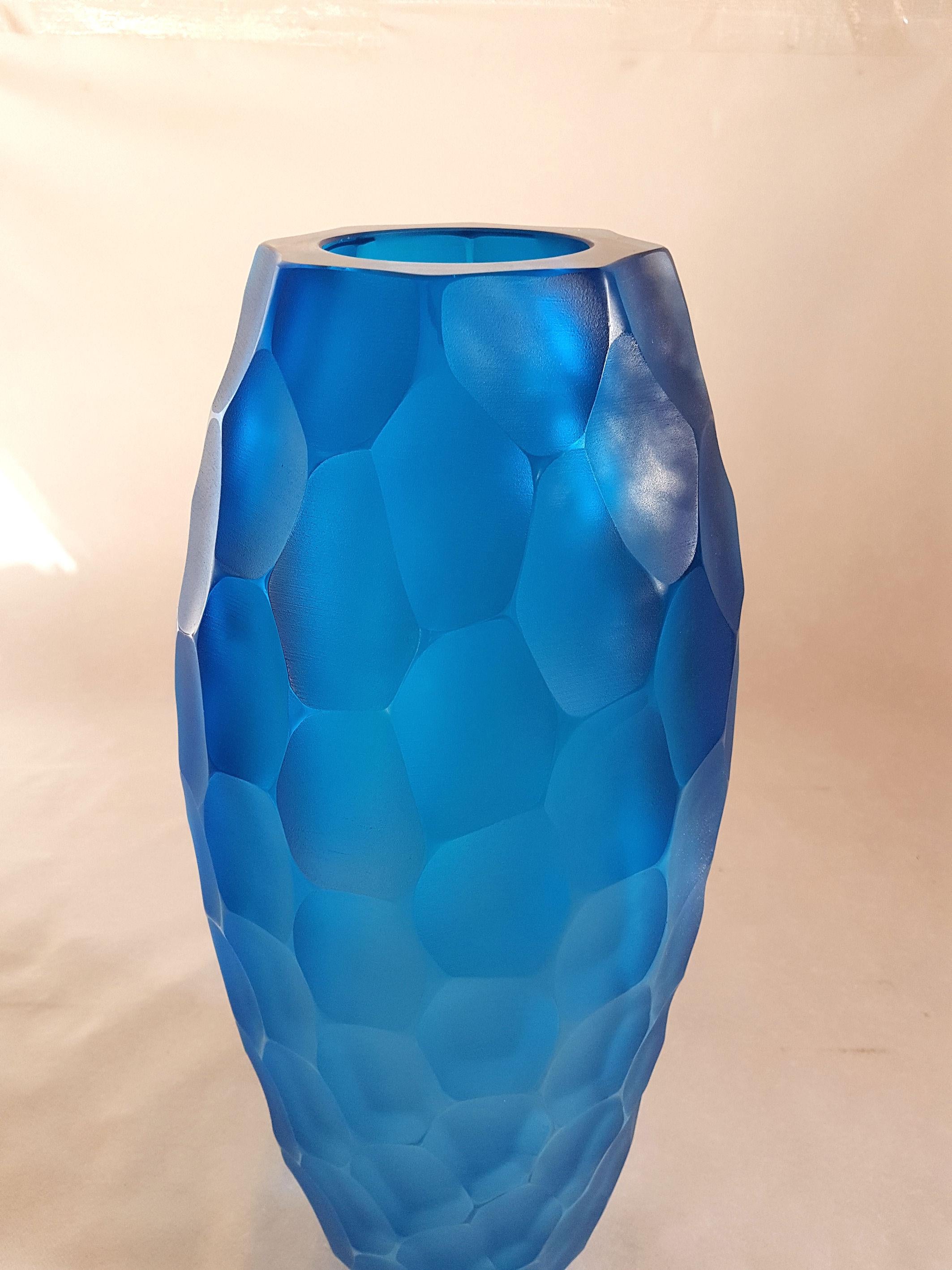 Sigle very large, blue translucent thick Murano glass vase, or urn.
By Simone Cenedese, Murano, Italy, 1980s.
The Murano glass is faceted outside, a kind of bamboo style, creating matt and shiny contrasted effects.
A beautiful piece of Murano
