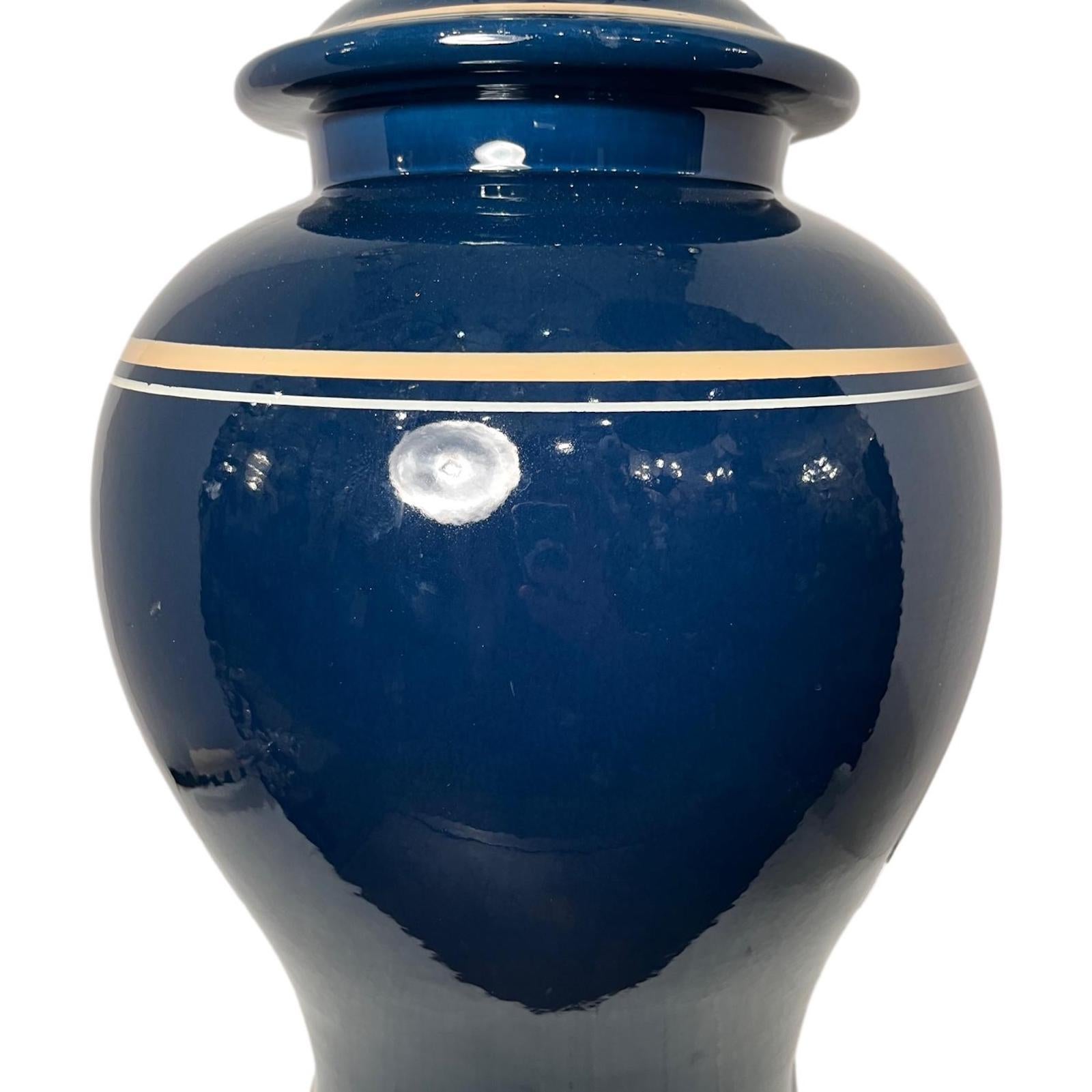 Lámpara grande de porcelana francesa azul de los años 50 con detalles en crema.

Medidas:
Altura del cuerpo: 19
Altura hasta el apoyo de la sombrilla: 27
Diámetro: 12