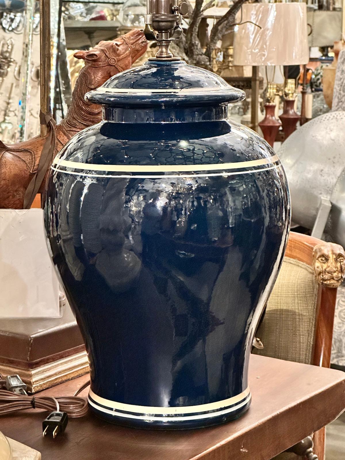 Lámpara grande de porcelana francesa azul Francés en venta