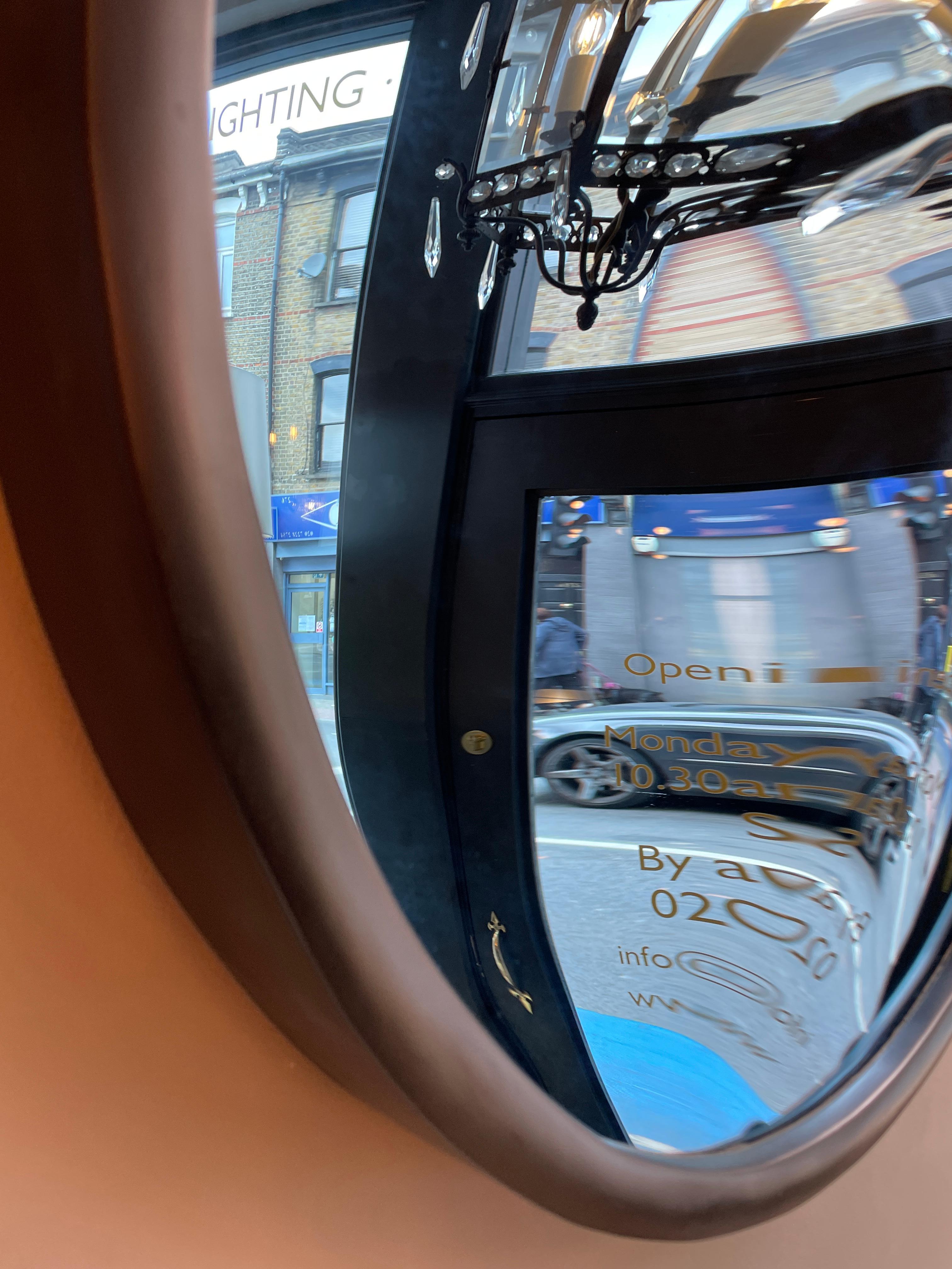 Moderne Grand miroir concave en verre bleu dans un cadre ébénisé en vente