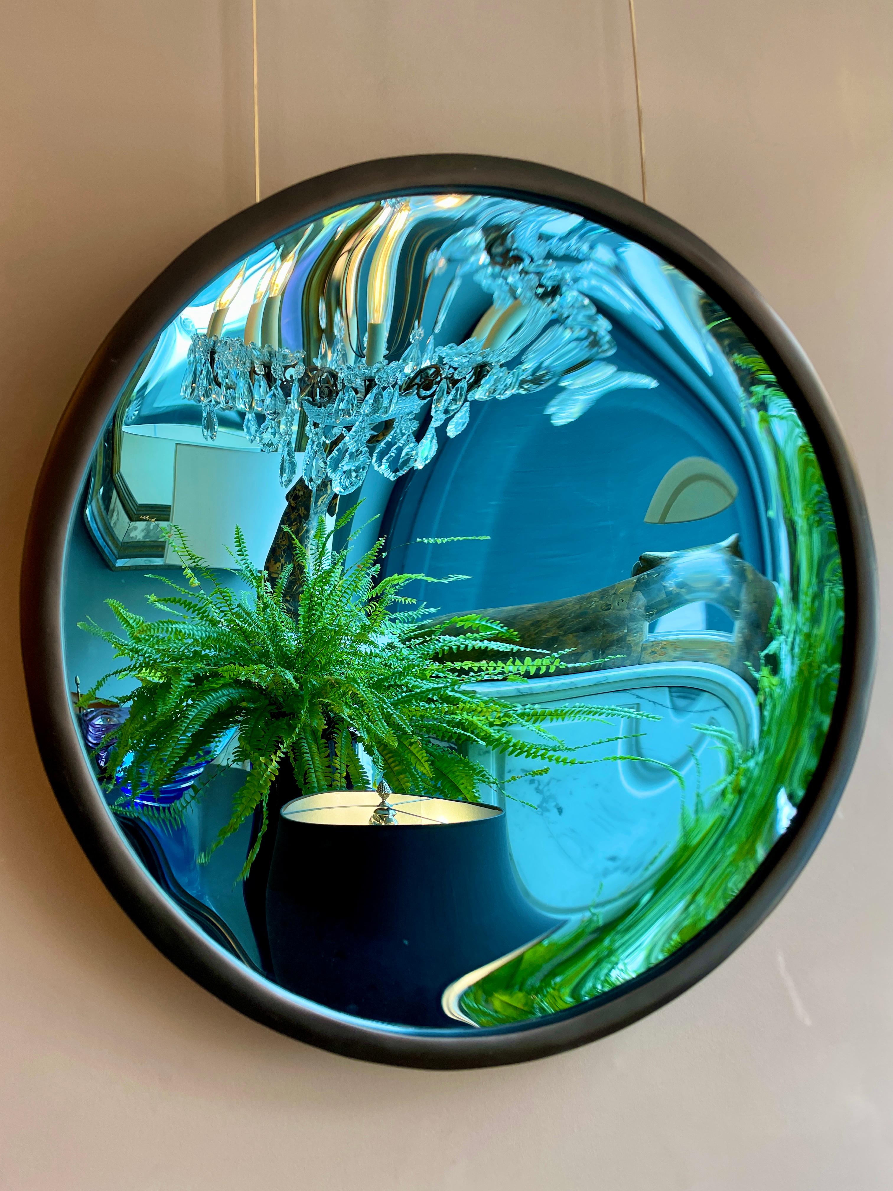 Grand miroir concave en verre bleu dans un cadre ébénisé Bon état - En vente à London, GB