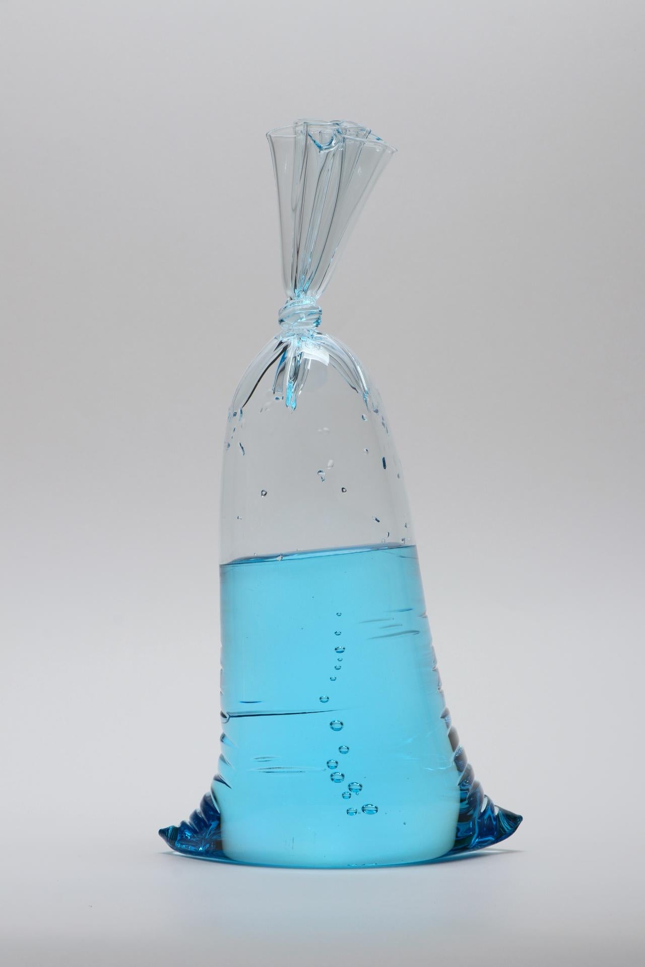 NEUE VERÖFFENTLICHUNG! Blue Series - Hyperreale kleine blaue Wassersack-Glasskulptur, Voll- und Hohlglas von Dylan Martinez. 

Größe: 14,75 x 7,5 x 4,75 Zoll

Die hyperrealen Skulpturen von Dylan Martinez bestehen aus heißgeformtem Glas, das der